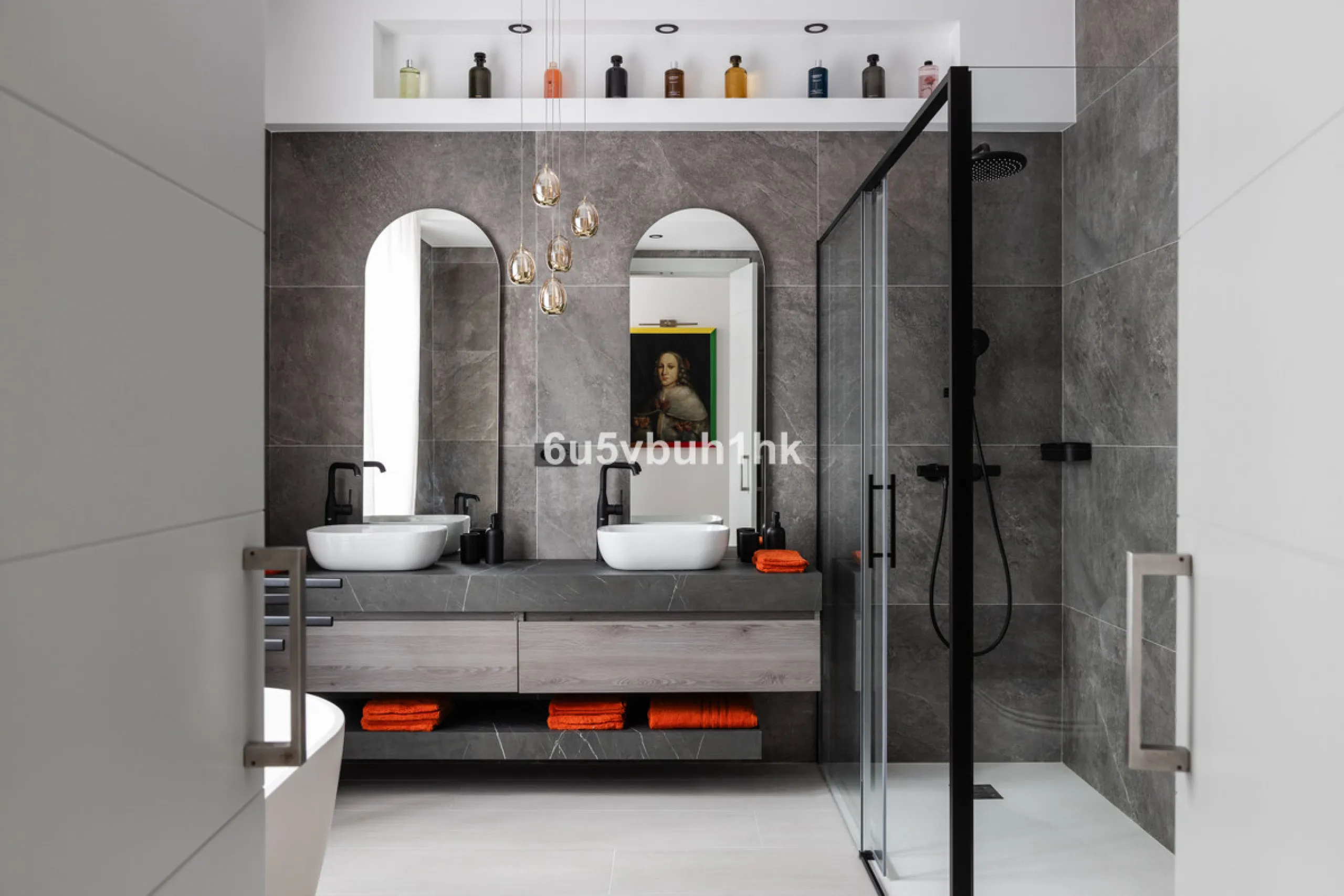 Discover sophisticated city living in this fully renovated penthouse, located in the very heart of Málaga's historic centre. Designed for those who appreciate refined aesthetics, comfort, and tranquillity, this home offers a private retreat in one of the 