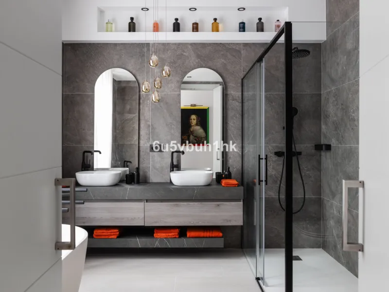 Discover sophisticated city living in this fully renovated penthouse, located in the very heart of Málaga's historic centre. Designed for those who appreciate refined aesthetics, comfort, and tranquillity, this home offers a private retreat in one of the 