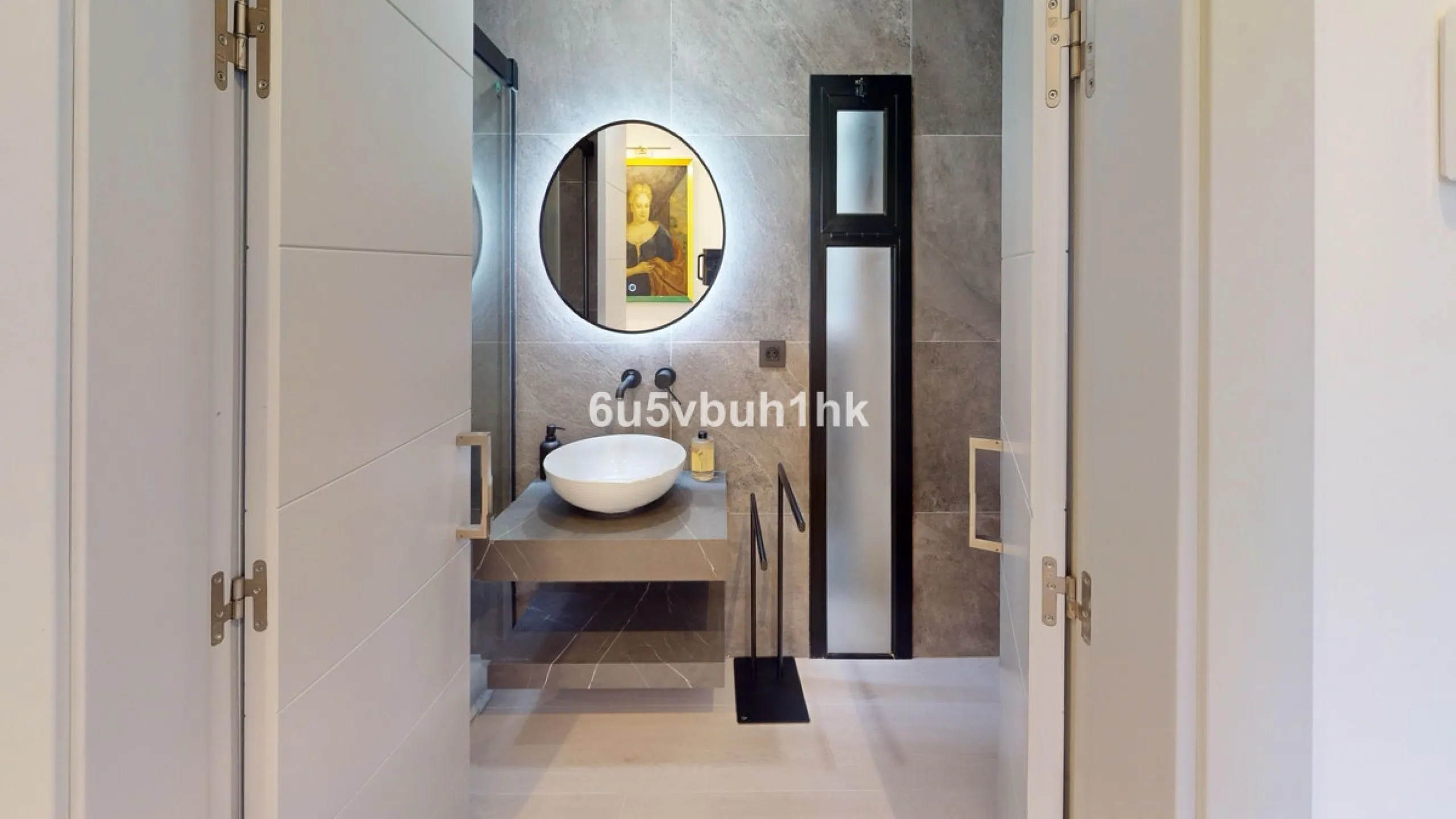Discover sophisticated city living in this fully renovated penthouse, located in the very heart of Málaga's historic centre. Designed for those who appreciate refined aesthetics, comfort, and tranquillity, this home offers a private retreat in one of the 