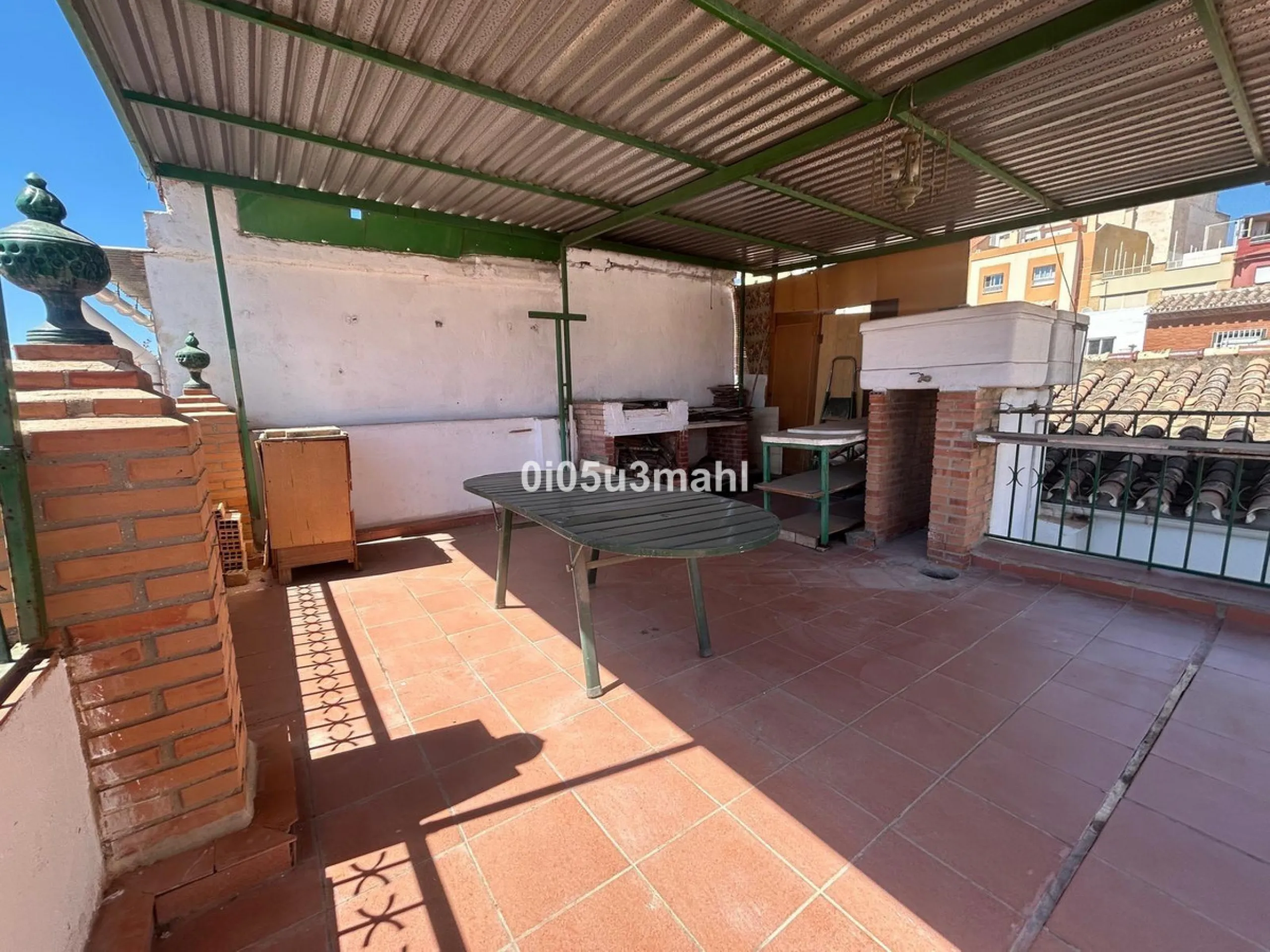 Discover this charming 180m2 house, according to the land registry, ideal for those seeking a customizable project.