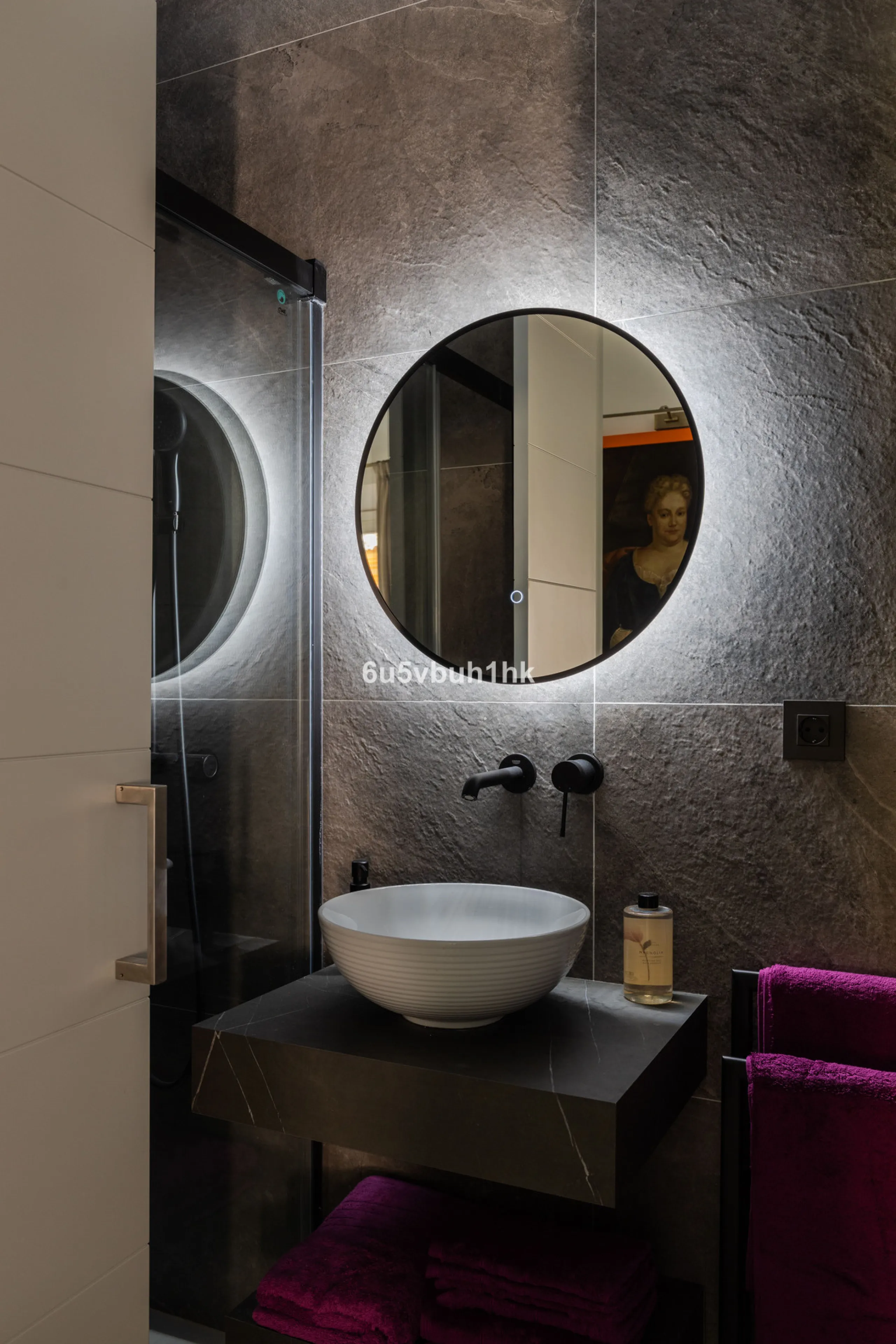 Discover sophisticated city living in this fully renovated penthouse, located in the very heart of Málaga's historic centre. Designed for those who appreciate refined aesthetics, comfort, and tranquillity, this home offers a private retreat in one of the 