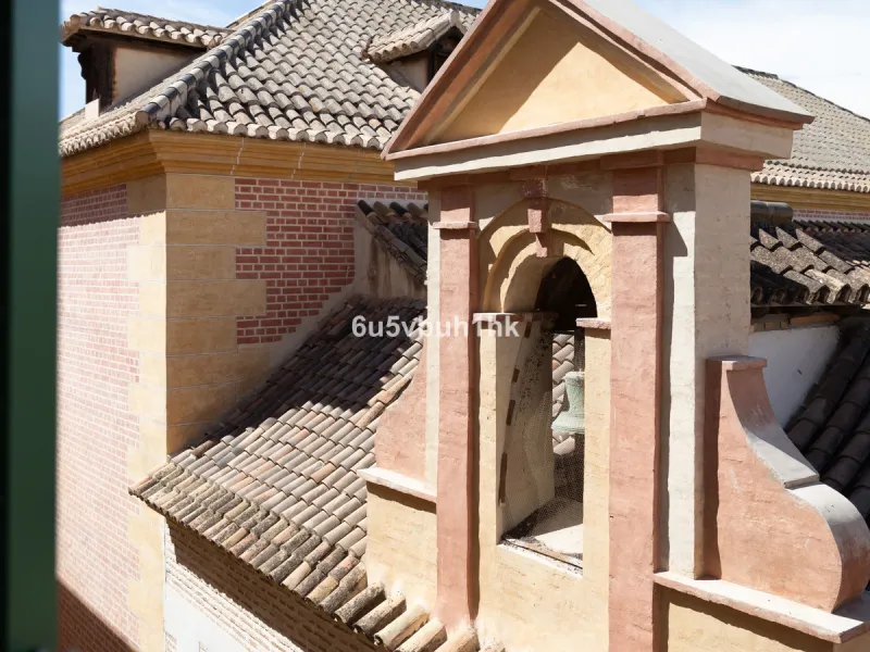 Discover sophisticated city living in this fully renovated penthouse, located in the very heart of Málaga's historic centre. Designed for those who appreciate refined aesthetics, comfort, and tranquillity, this home offers a private retreat in one of the 