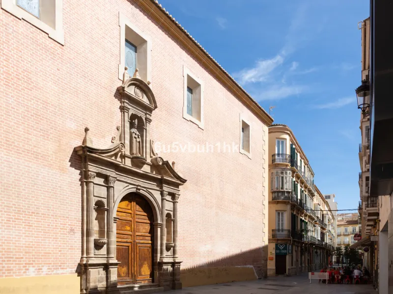 Discover sophisticated city living in this fully renovated penthouse, located in the very heart of Málaga's historic centre. Designed for those who appreciate refined aesthetics, comfort, and tranquillity, this home offers a private retreat in one of the 