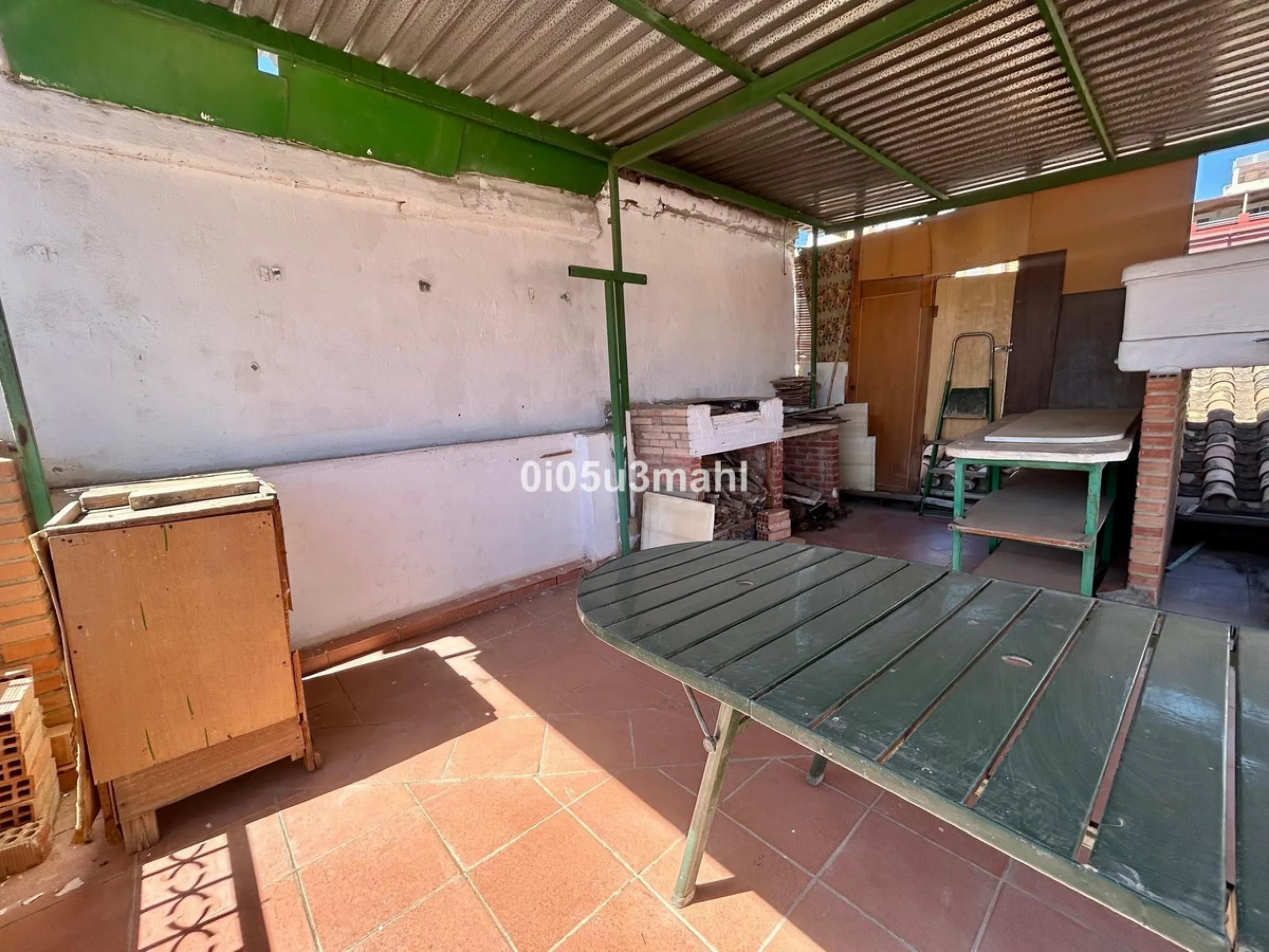 Discover this charming 180m2 house, according to the land registry, ideal for those seeking a customizable project.