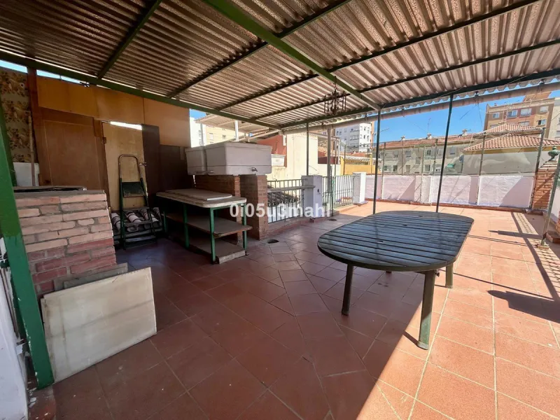 Discover this charming 180m2 house, according to the land registry, ideal for those seeking a customizable project.