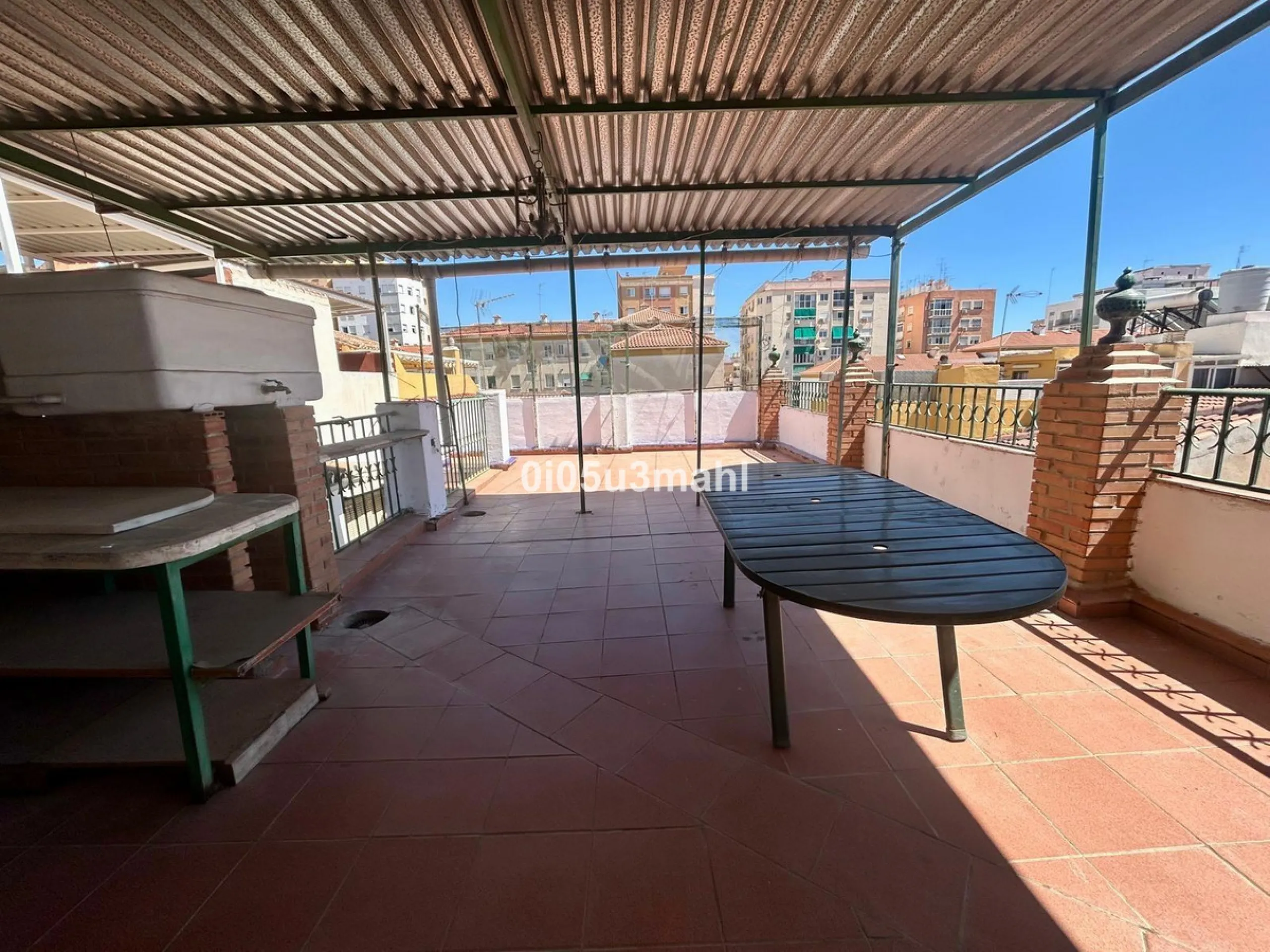 Discover this charming 180m2 house, according to the land registry, ideal for those seeking a customizable project.