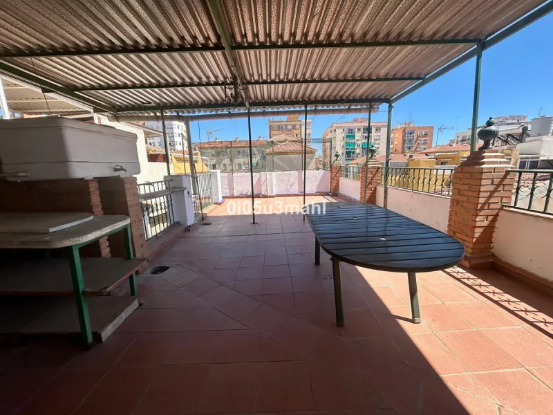 Discover this charming 180m2 house, according to the land registry, ideal for those seeking a customizable project.