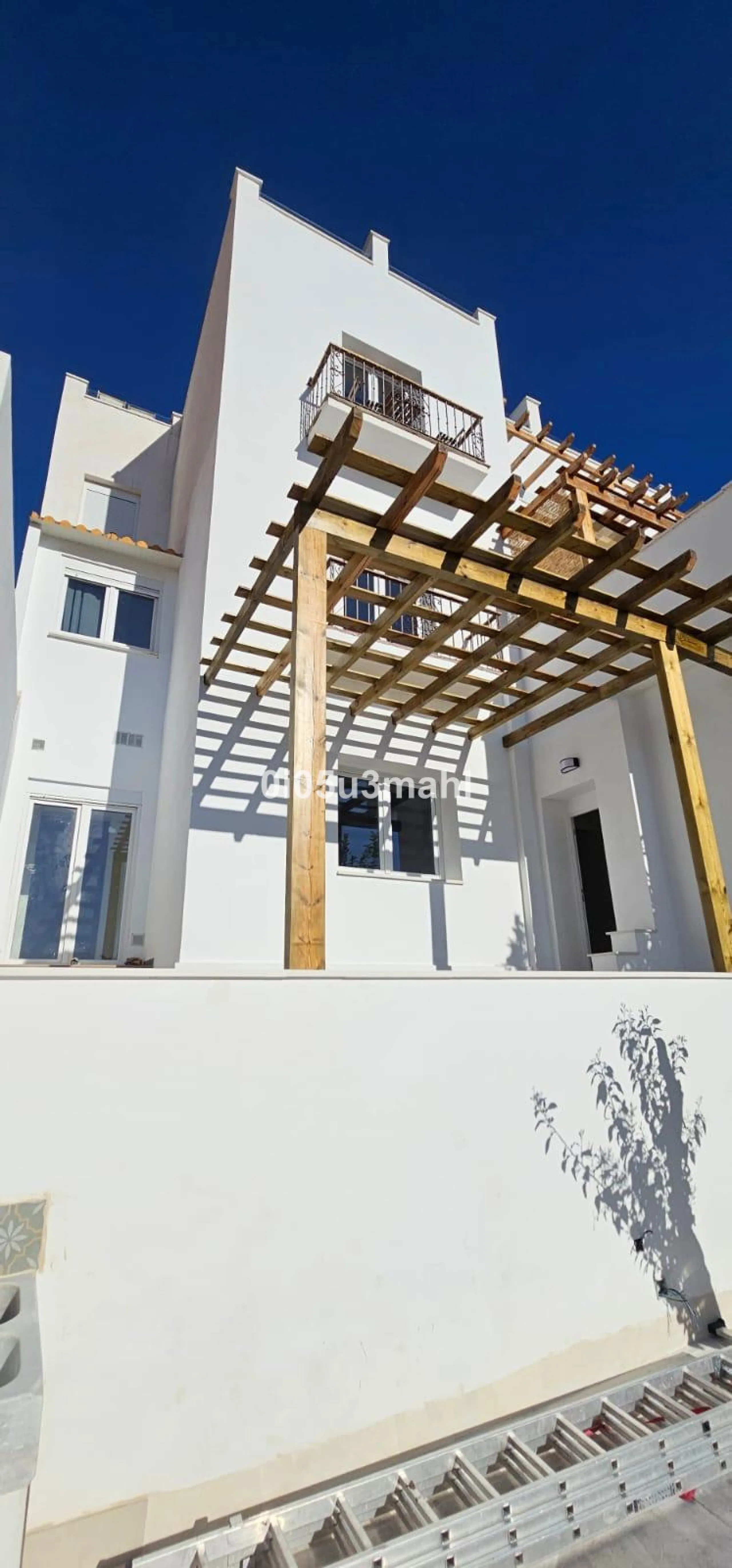 Spectacular brand-new home for sale. It is designed to meet different needs: either as a primary residence,tourist rental housing, an office, or a co-living house. It has four suites with separate bathrooms. A large living-dining room with a separate but 