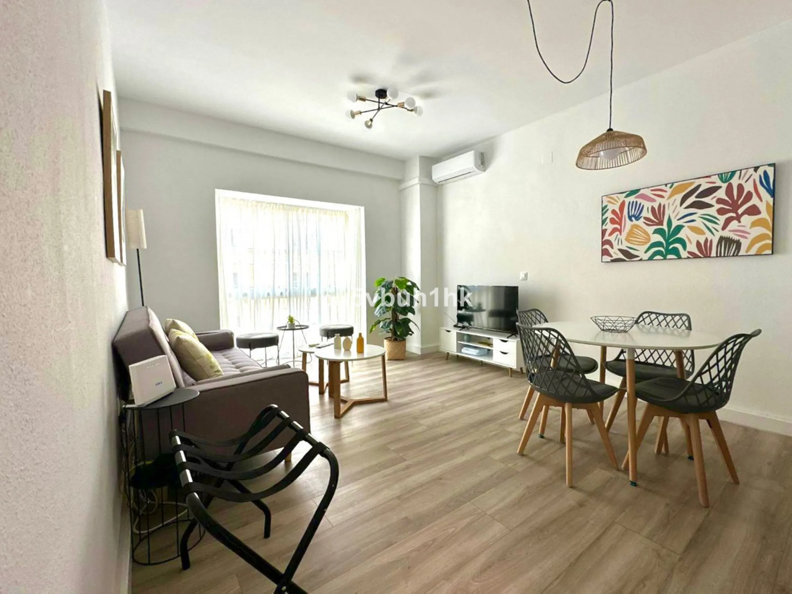 Discover this newly renovated apartment in the heart of Málaga's historic centre, ideal for immediate living or rental investment. Spanning 85 m², this furnished gem boasts a fantastic location surrounded by restaurants, museums, shopping areas, and just 