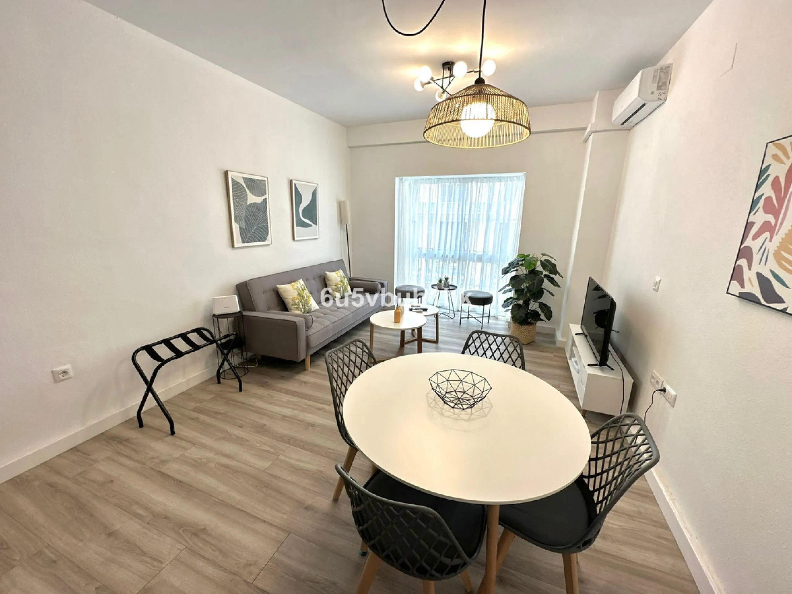 Discover this newly renovated apartment in the heart of Málaga's historic centre, ideal for immediate living or rental investment. Spanning 85 m², this furnished gem boasts a fantastic location surrounded by restaurants, museums, shopping areas, and just 