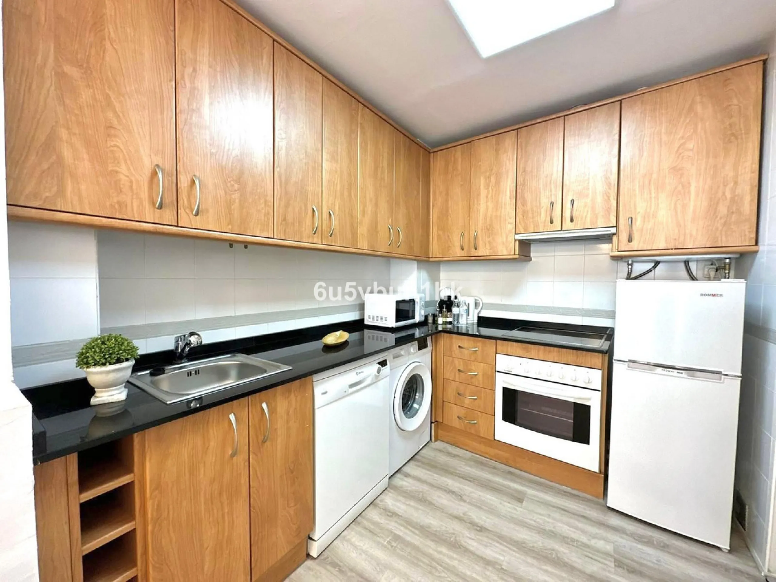 Discover this newly renovated apartment in the heart of Málaga's historic centre, ideal for immediate living or rental investment. Spanning 85 m², this furnished gem boasts a fantastic location surrounded by restaurants, museums, shopping areas, and just 