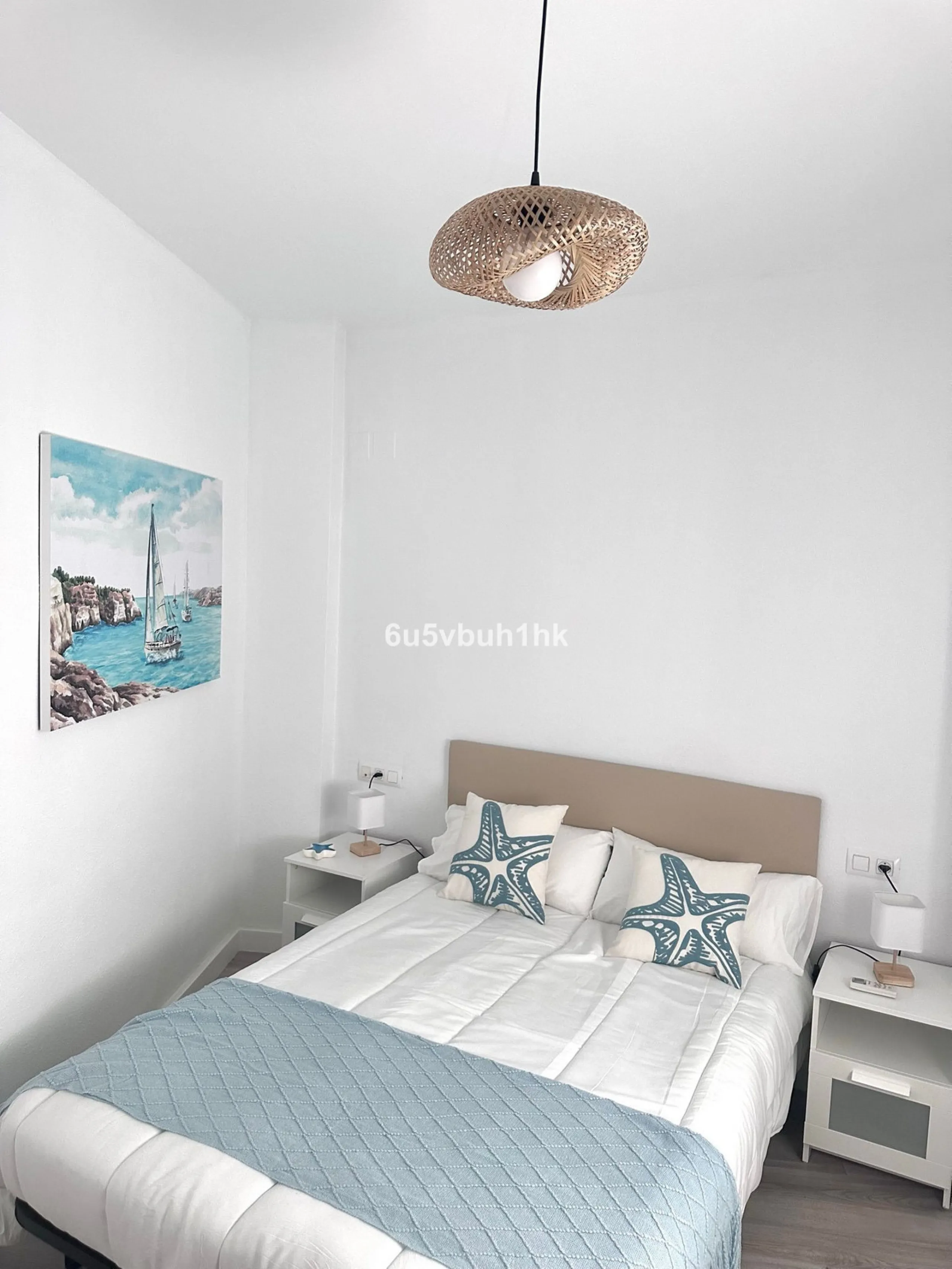 Discover this newly renovated apartment in the heart of Málaga's historic centre, ideal for immediate living or rental investment. Spanning 85 m², this furnished gem boasts a fantastic location surrounded by restaurants, museums, shopping areas, and just 