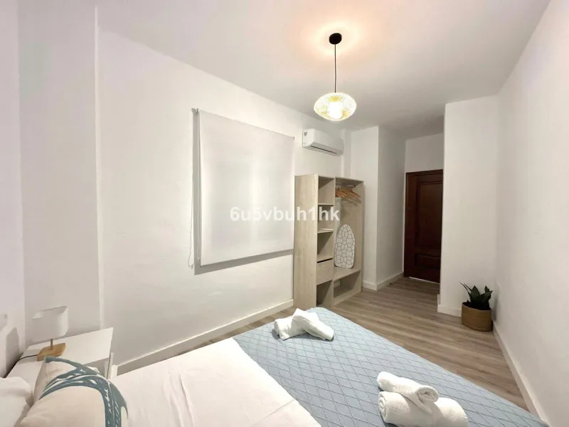 Discover this newly renovated apartment in the heart of Málaga's historic centre, ideal for immediate living or rental investment. Spanning 85 m², this furnished gem boasts a fantastic location surrounded by restaurants, museums, shopping areas, and just 