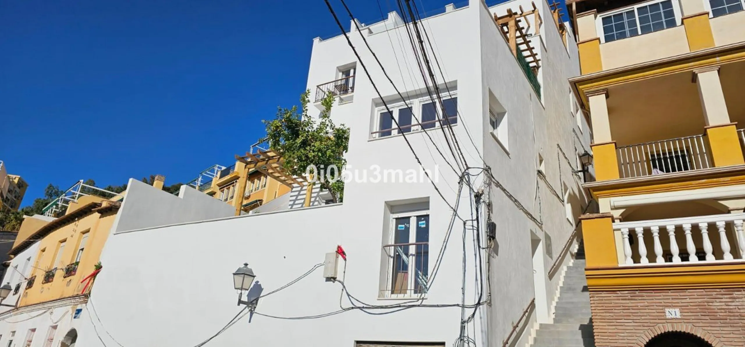 Spectacular brand-new home for sale. It is designed to meet different needs: either as a primary residence,tourist rental housing, an office, or a co-living house. It has four suites with separate bathrooms. A large living-dining room with a separate but 