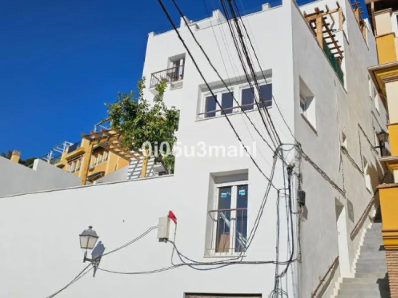 Spectacular brand-new home for sale. It is designed to meet different needs: either as a primary residence,tourist rental housing, an office, or a co-living house. It has four suites with separate bathrooms. A large living-dining room with a separate but 