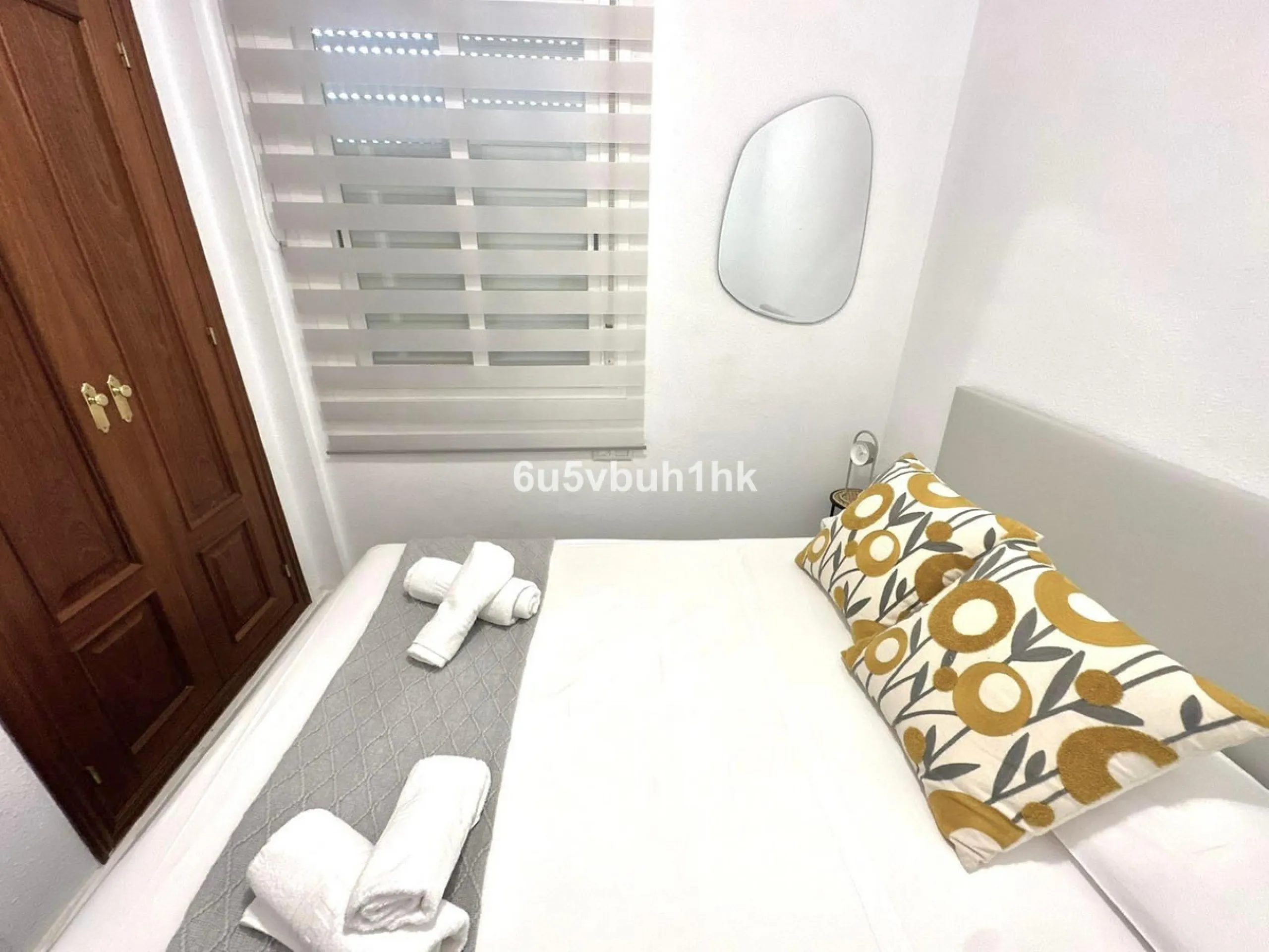Discover this newly renovated apartment in the heart of Málaga's historic centre, ideal for immediate living or rental investment. Spanning 85 m², this furnished gem boasts a fantastic location surrounded by restaurants, museums, shopping areas, and just 