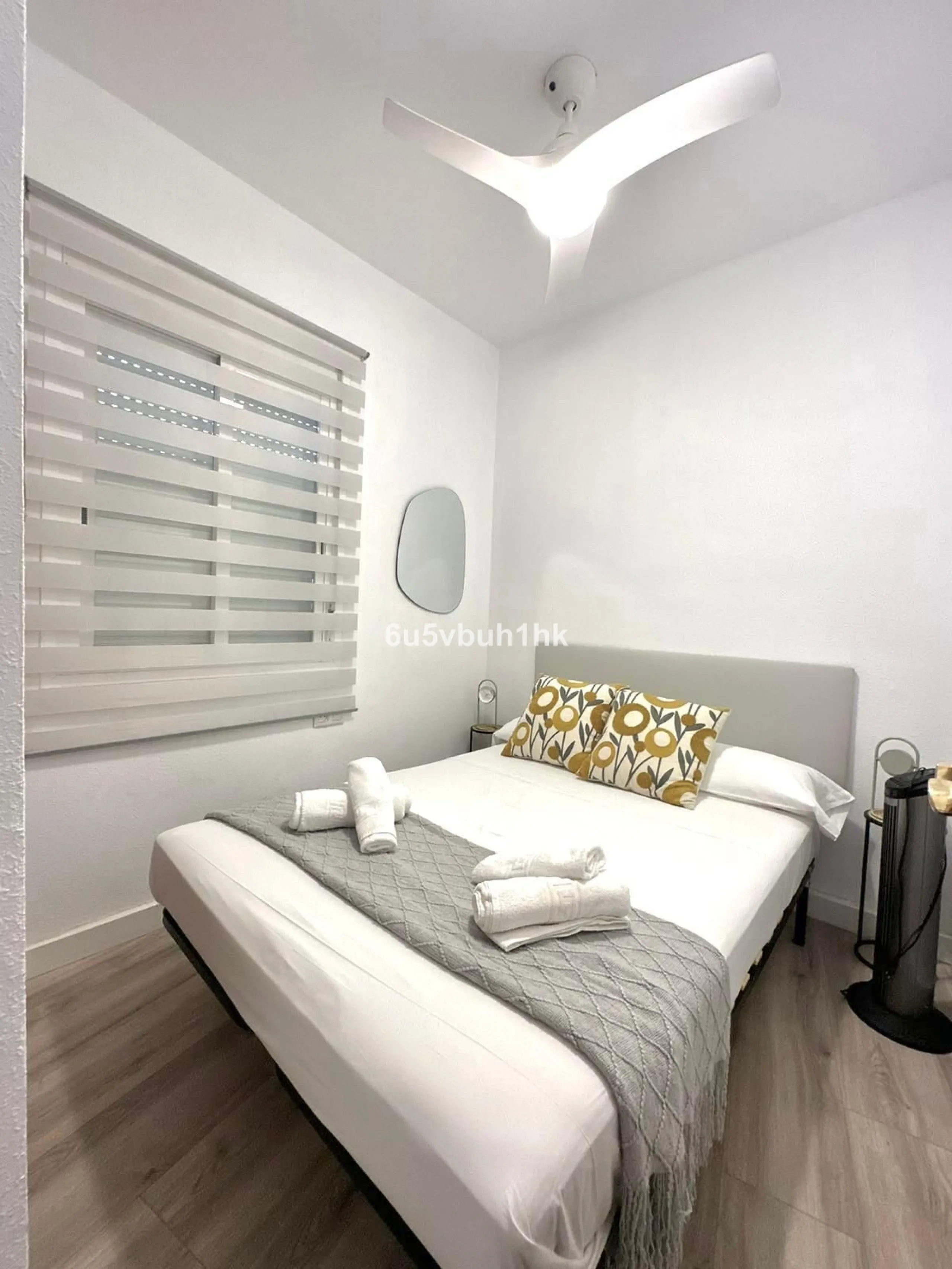 Discover this newly renovated apartment in the heart of Málaga's historic centre, ideal for immediate living or rental investment. Spanning 85 m², this furnished gem boasts a fantastic location surrounded by restaurants, museums, shopping areas, and just 
