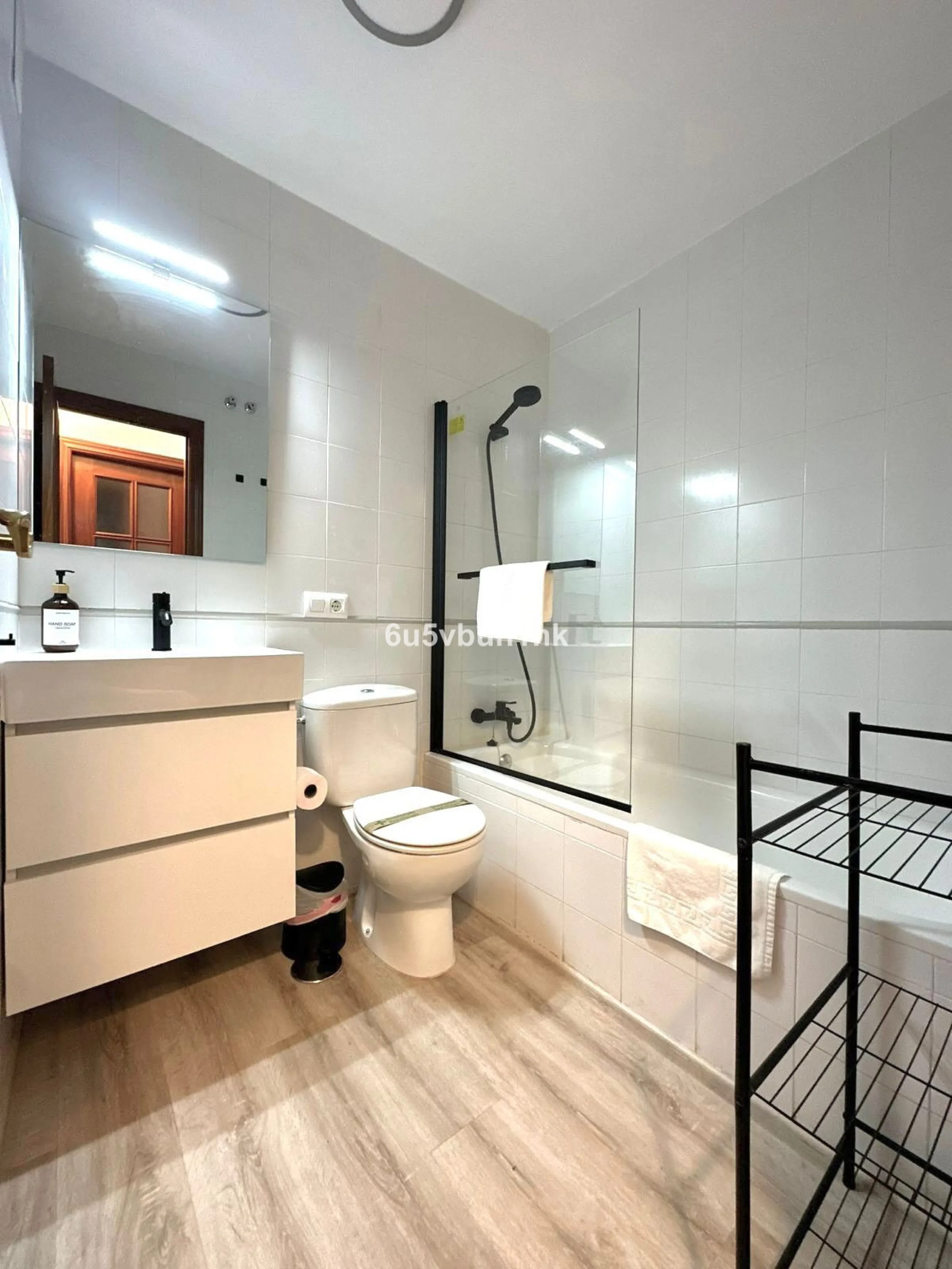 Discover this newly renovated apartment in the heart of Málaga's historic centre, ideal for immediate living or rental investment. Spanning 85 m², this furnished gem boasts a fantastic location surrounded by restaurants, museums, shopping areas, and just 