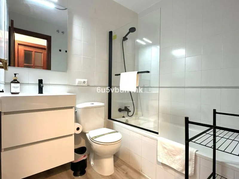 Discover this newly renovated apartment in the heart of Málaga's historic centre, ideal for immediate living or rental investment. Spanning 85 m², this furnished gem boasts a fantastic location surrounded by restaurants, museums, shopping areas, and just 