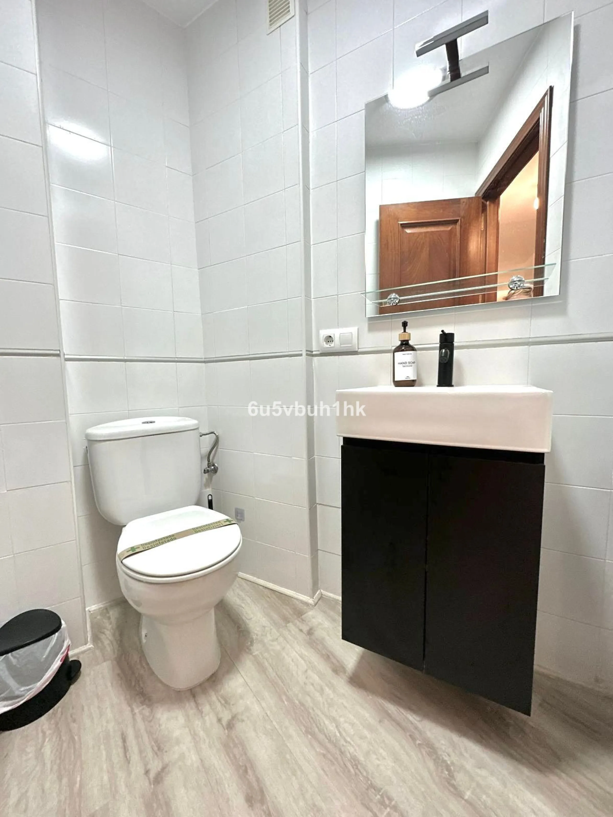 Discover this newly renovated apartment in the heart of Málaga's historic centre, ideal for immediate living or rental investment. Spanning 85 m², this furnished gem boasts a fantastic location surrounded by restaurants, museums, shopping areas, and just 
