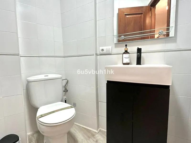 Discover this newly renovated apartment in the heart of Málaga's historic centre, ideal for immediate living or rental investment. Spanning 85 m², this furnished gem boasts a fantastic location surrounded by restaurants, museums, shopping areas, and just 