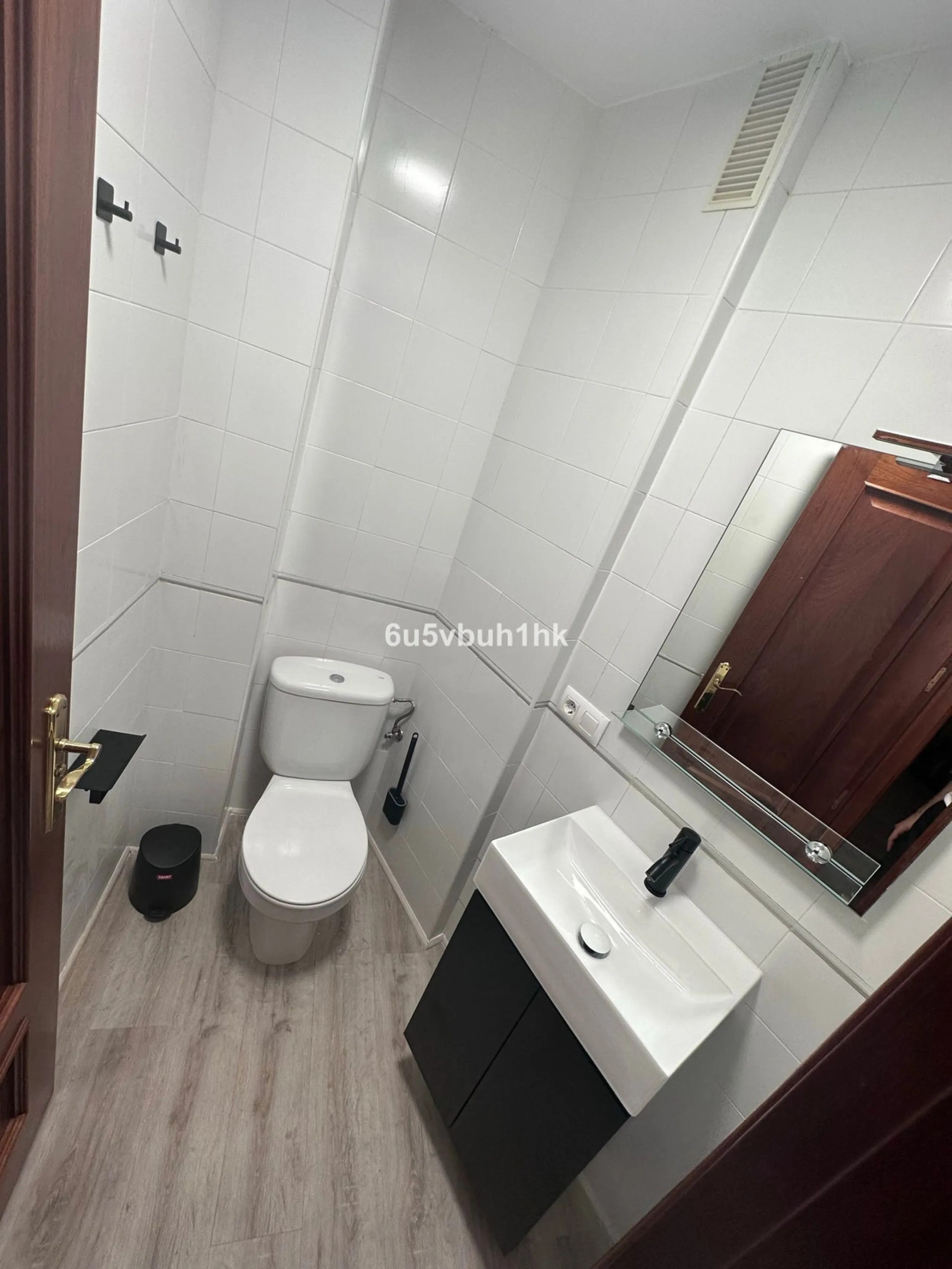 Discover this newly renovated apartment in the heart of Málaga's historic centre, ideal for immediate living or rental investment. Spanning 85 m², this furnished gem boasts a fantastic location surrounded by restaurants, museums, shopping areas, and just 