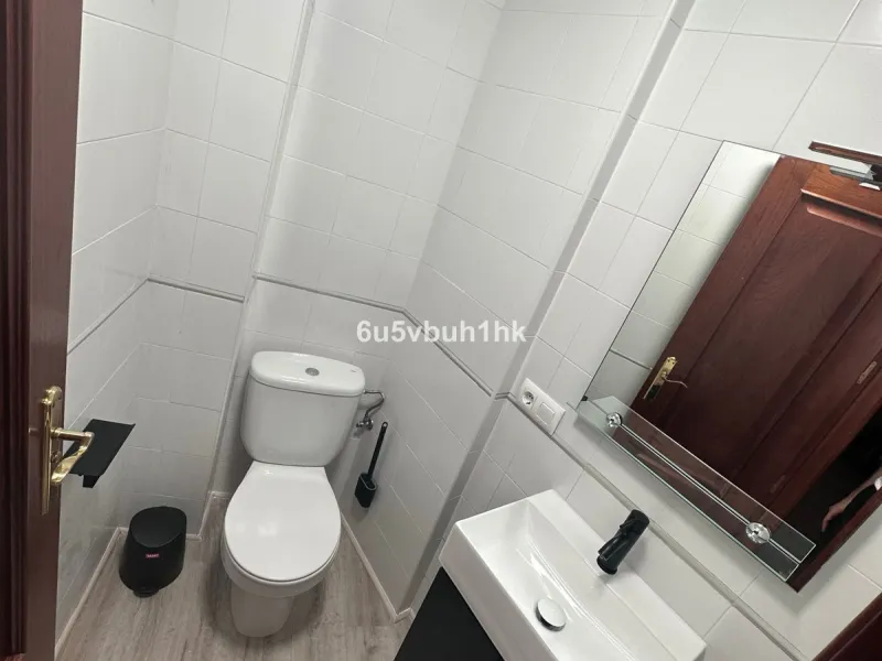 Discover this newly renovated apartment in the heart of Málaga's historic centre, ideal for immediate living or rental investment. Spanning 85 m², this furnished gem boasts a fantastic location surrounded by restaurants, museums, shopping areas, and just 