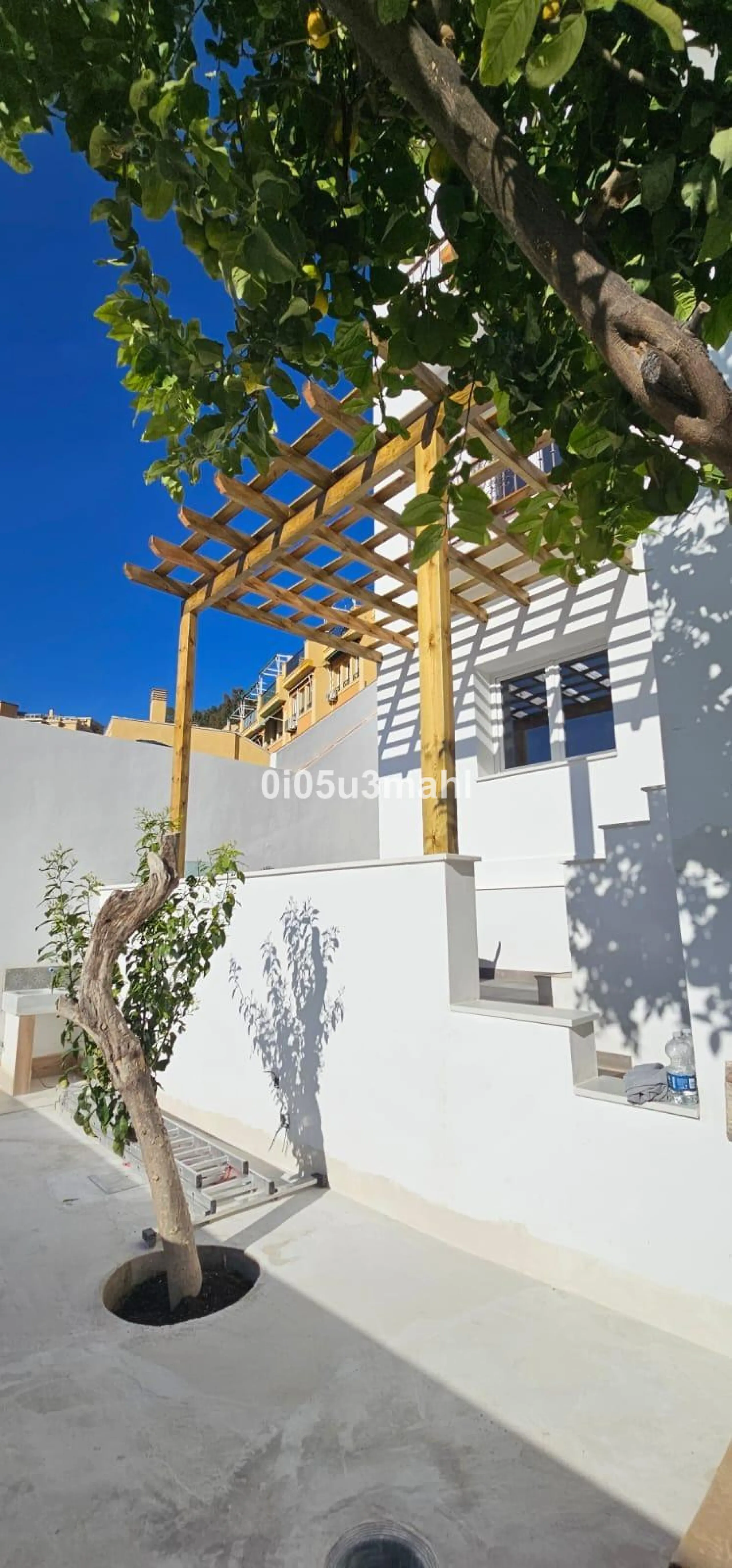 Spectacular brand-new home for sale. It is designed to meet different needs: either as a primary residence,tourist rental housing, an office, or a co-living house. It has four suites with separate bathrooms. A large living-dining room with a separate but 