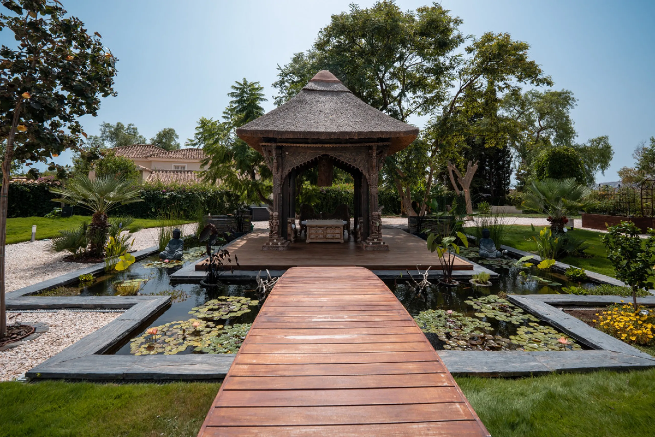Villa TrueLove is a six-bedroom, five-bathroom luxury villa in the heart of Benahavís. It offers stunning mountain and garden views, combining modern technology with natural design. The home features a seamless connection between indoor and outdoor living