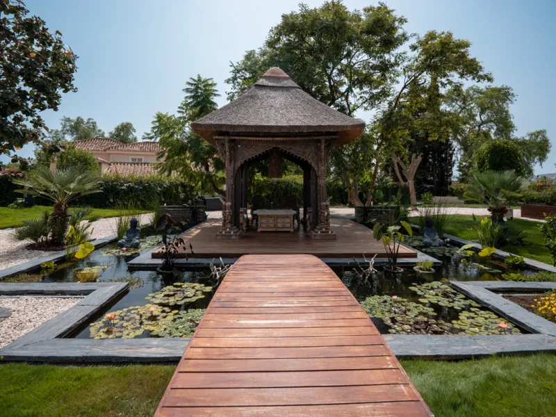 Villa TrueLove is a six-bedroom, five-bathroom luxury villa in the heart of Benahavís. It offers stunning mountain and garden views, combining modern technology with natural design. The home features a seamless connection between indoor and outdoor living