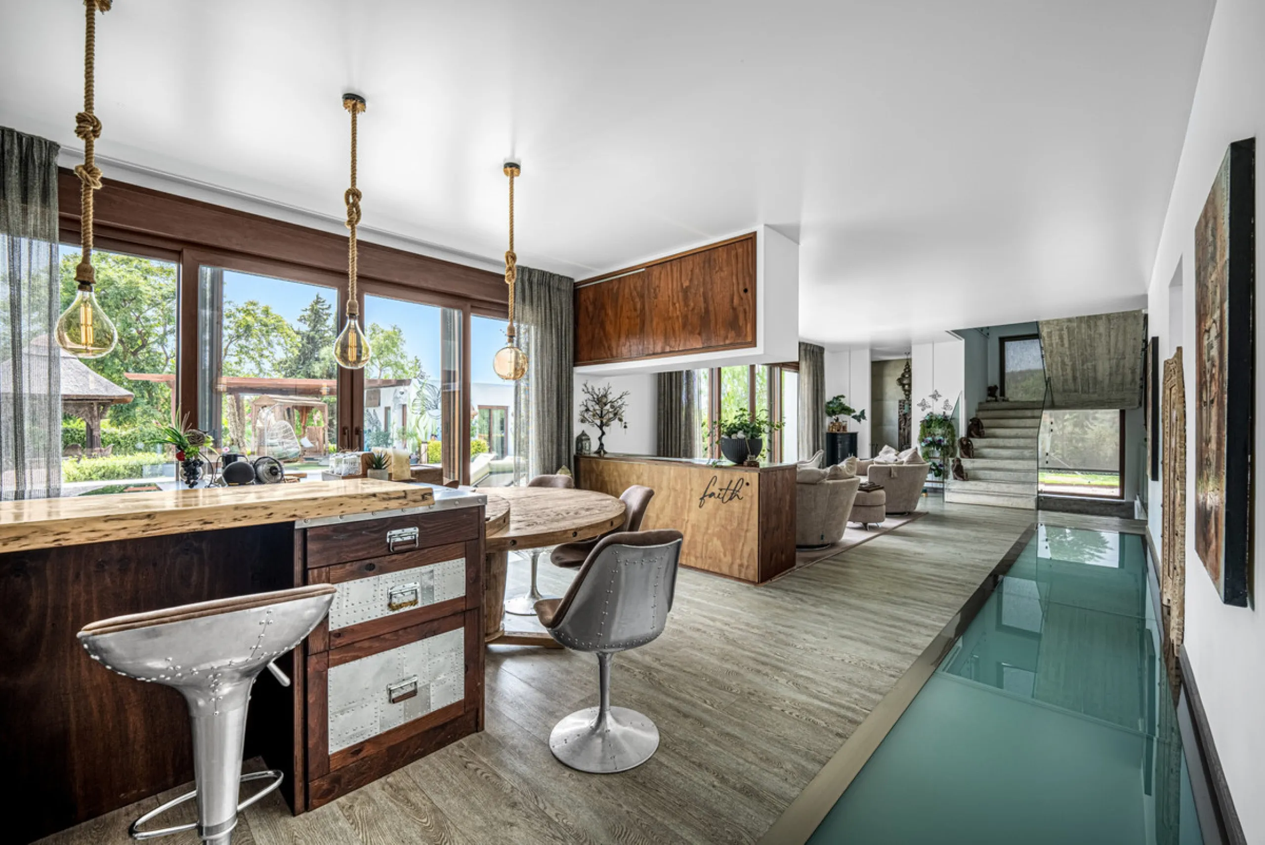 Villa TrueLove is a six-bedroom, five-bathroom luxury villa in the heart of Benahavís. It offers stunning mountain and garden views, combining modern technology with natural design. The home features a seamless connection between indoor and outdoor living