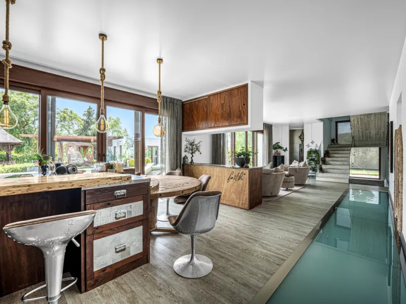 Villa TrueLove is a six-bedroom, five-bathroom luxury villa in the heart of Benahavís. It offers stunning mountain and garden views, combining modern technology with natural design. The home features a seamless connection between indoor and outdoor living