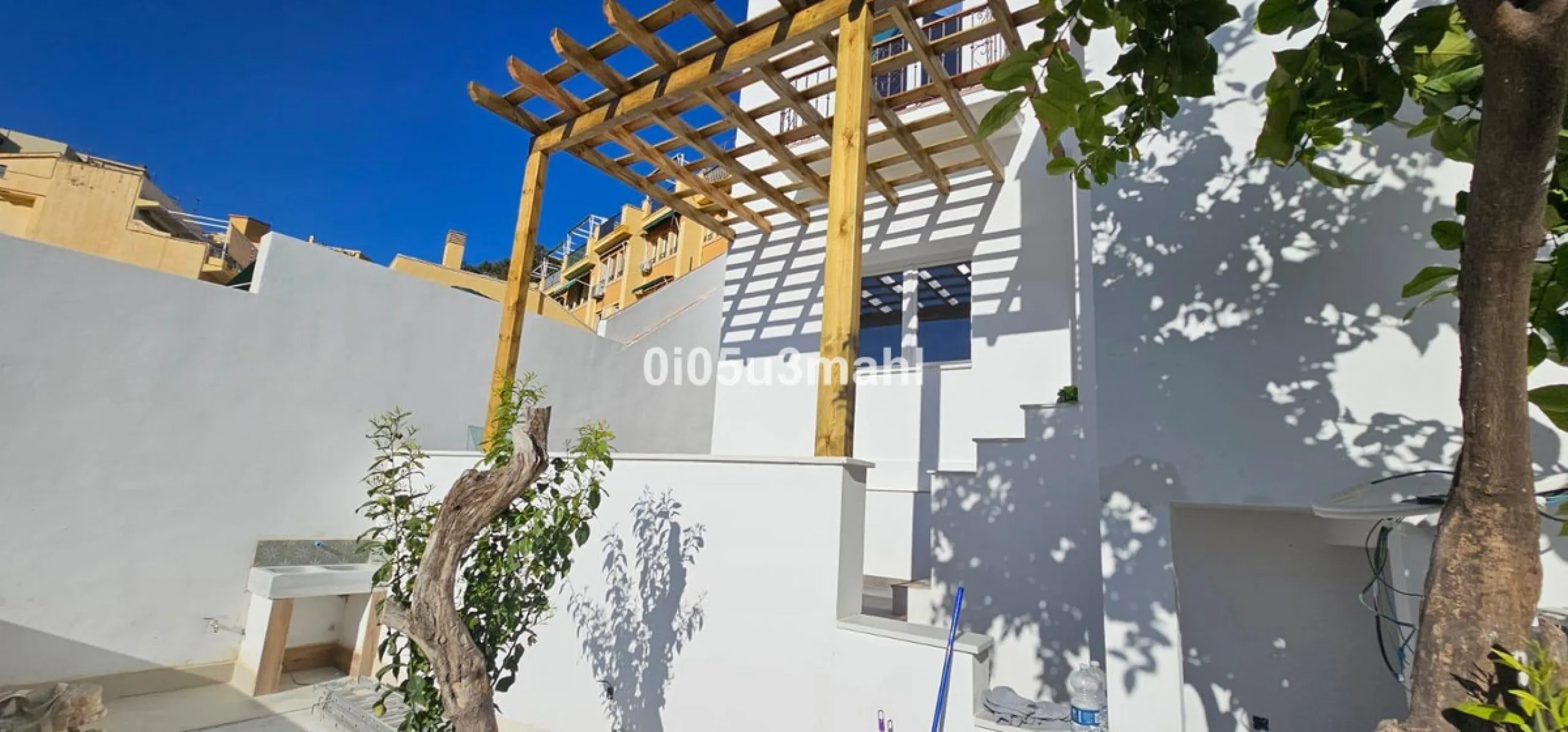 Spectacular brand-new home for sale. It is designed to meet different needs: either as a primary residence,tourist rental housing, an office, or a co-living house. It has four suites with separate bathrooms. A large living-dining room with a separate but 