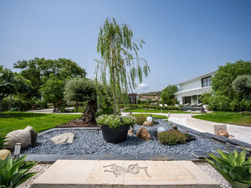 Villa TrueLove is a six-bedroom, five-bathroom luxury villa in the heart of Benahavís. It offers stunning mountain and garden views, combining modern technology with natural design. The home features a seamless connection between indoor and outdoor living