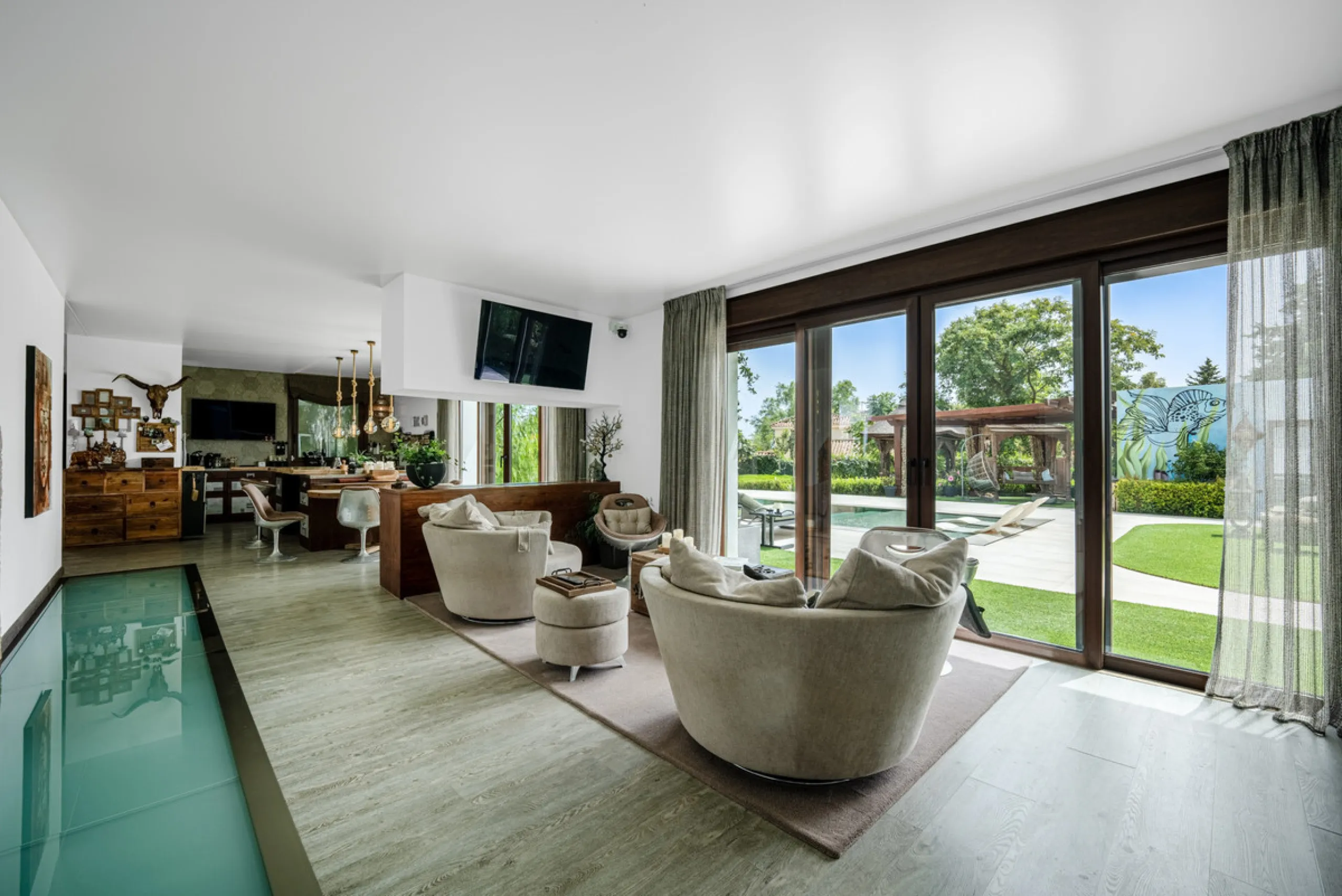 Villa TrueLove is a six-bedroom, five-bathroom luxury villa in the heart of Benahavís. It offers stunning mountain and garden views, combining modern technology with natural design. The home features a seamless connection between indoor and outdoor living