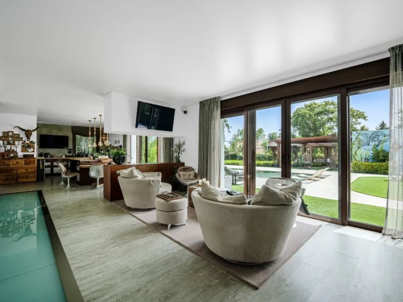 Villa TrueLove is a six-bedroom, five-bathroom luxury villa in the heart of Benahavís. It offers stunning mountain and garden views, combining modern technology with natural design. The home features a seamless connection between indoor and outdoor living