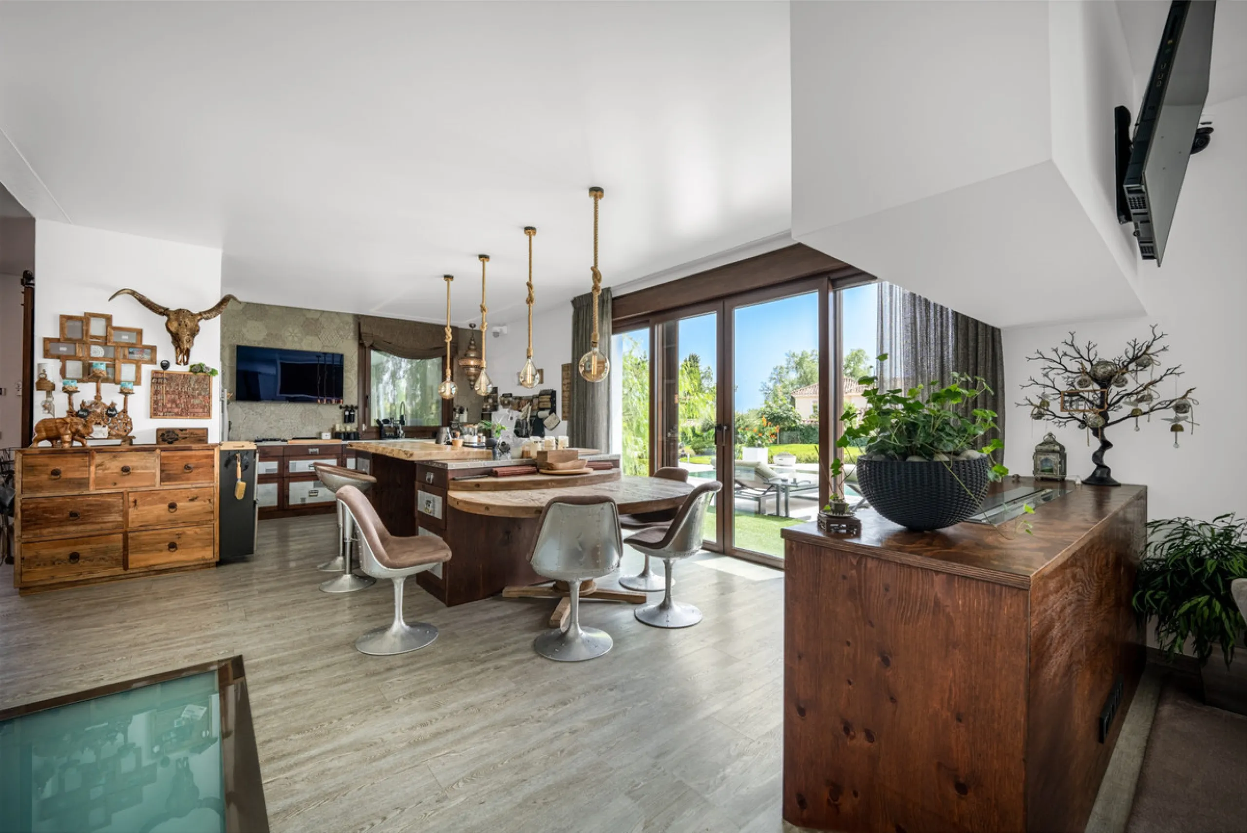 Villa TrueLove is a six-bedroom, five-bathroom luxury villa in the heart of Benahavís. It offers stunning mountain and garden views, combining modern technology with natural design. The home features a seamless connection between indoor and outdoor living