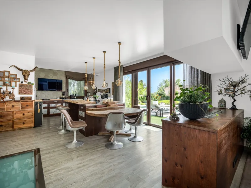 Villa TrueLove is a six-bedroom, five-bathroom luxury villa in the heart of Benahavís. It offers stunning mountain and garden views, combining modern technology with natural design. The home features a seamless connection between indoor and outdoor living