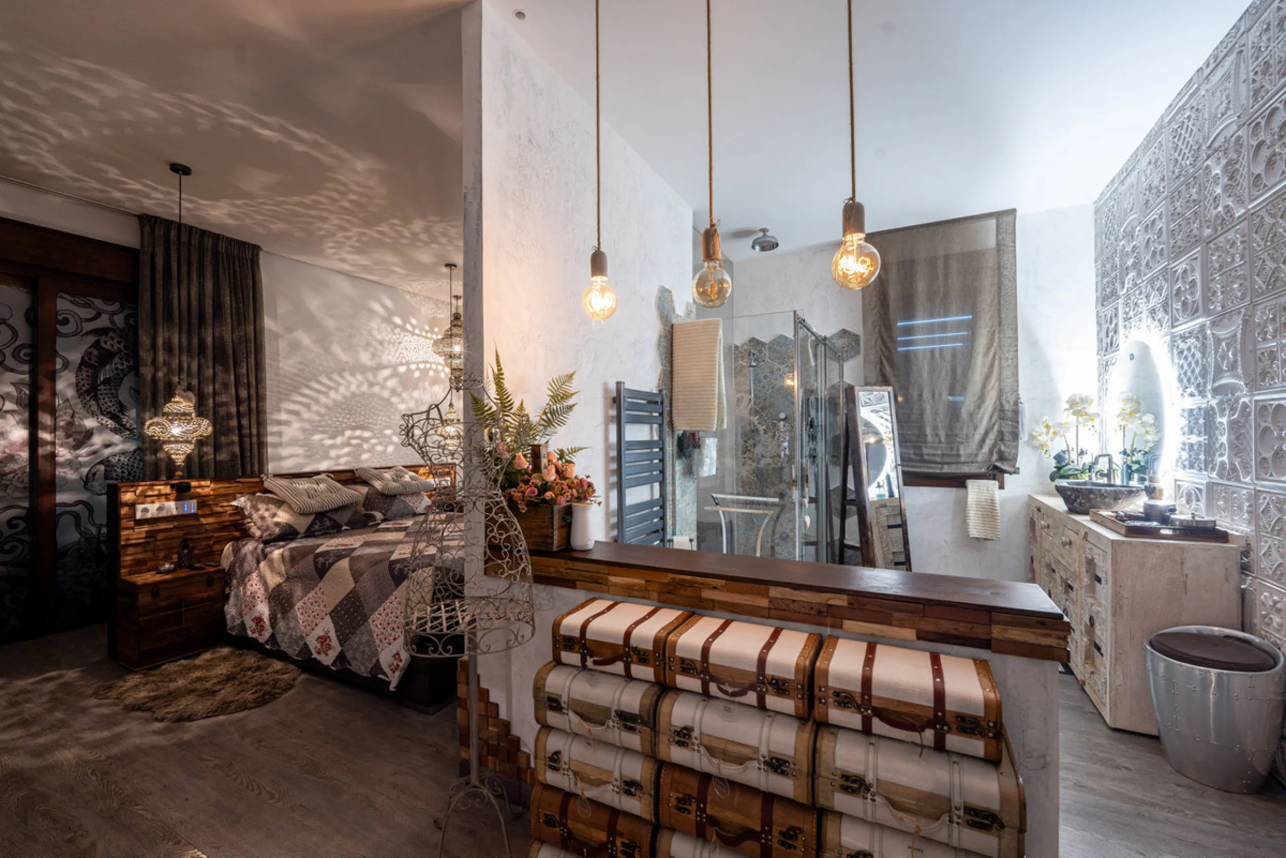 Villa TrueLove is a six-bedroom, five-bathroom luxury villa in the heart of Benahavís. It offers stunning mountain and garden views, combining modern technology with natural design. The home features a seamless connection between indoor and outdoor living