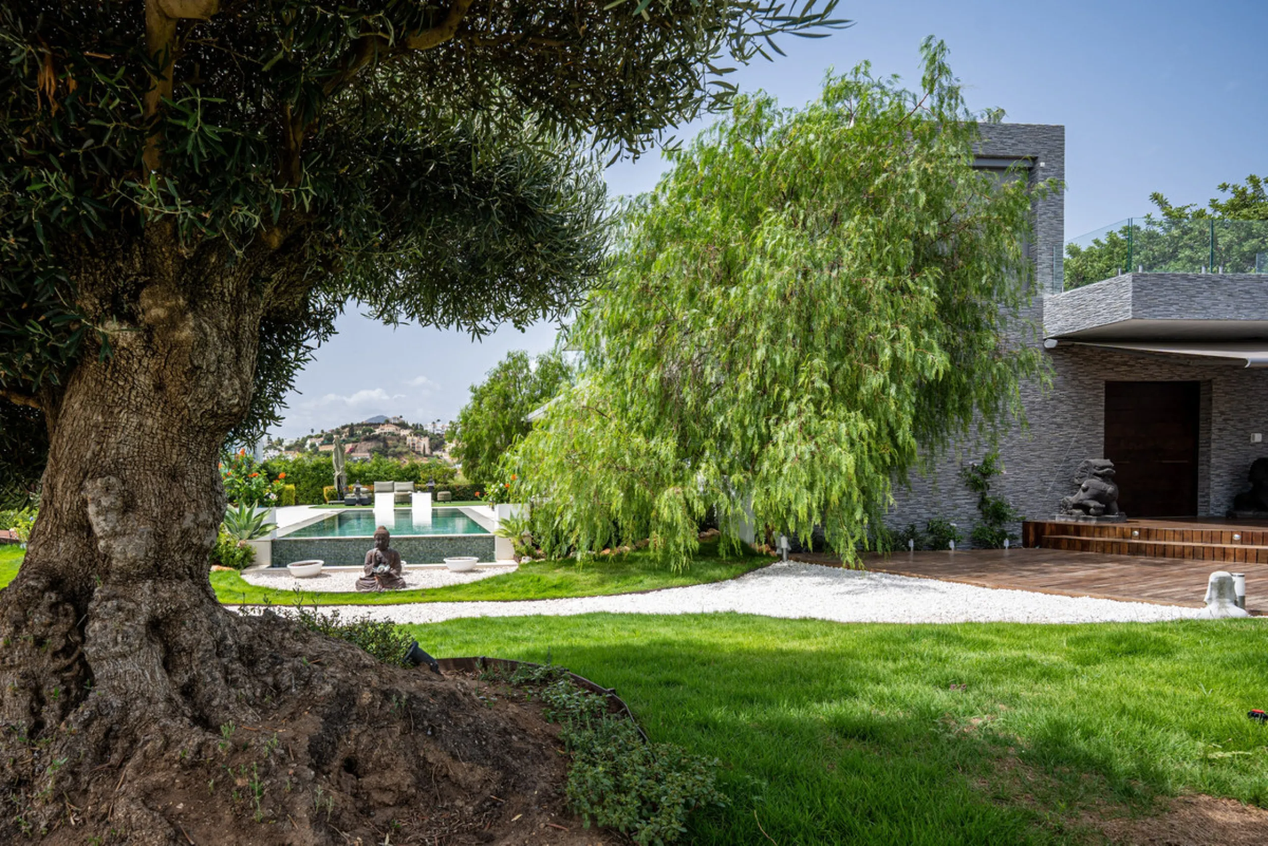Villa TrueLove is a six-bedroom, five-bathroom luxury villa in the heart of Benahavís. It offers stunning mountain and garden views, combining modern technology with natural design. The home features a seamless connection between indoor and outdoor living