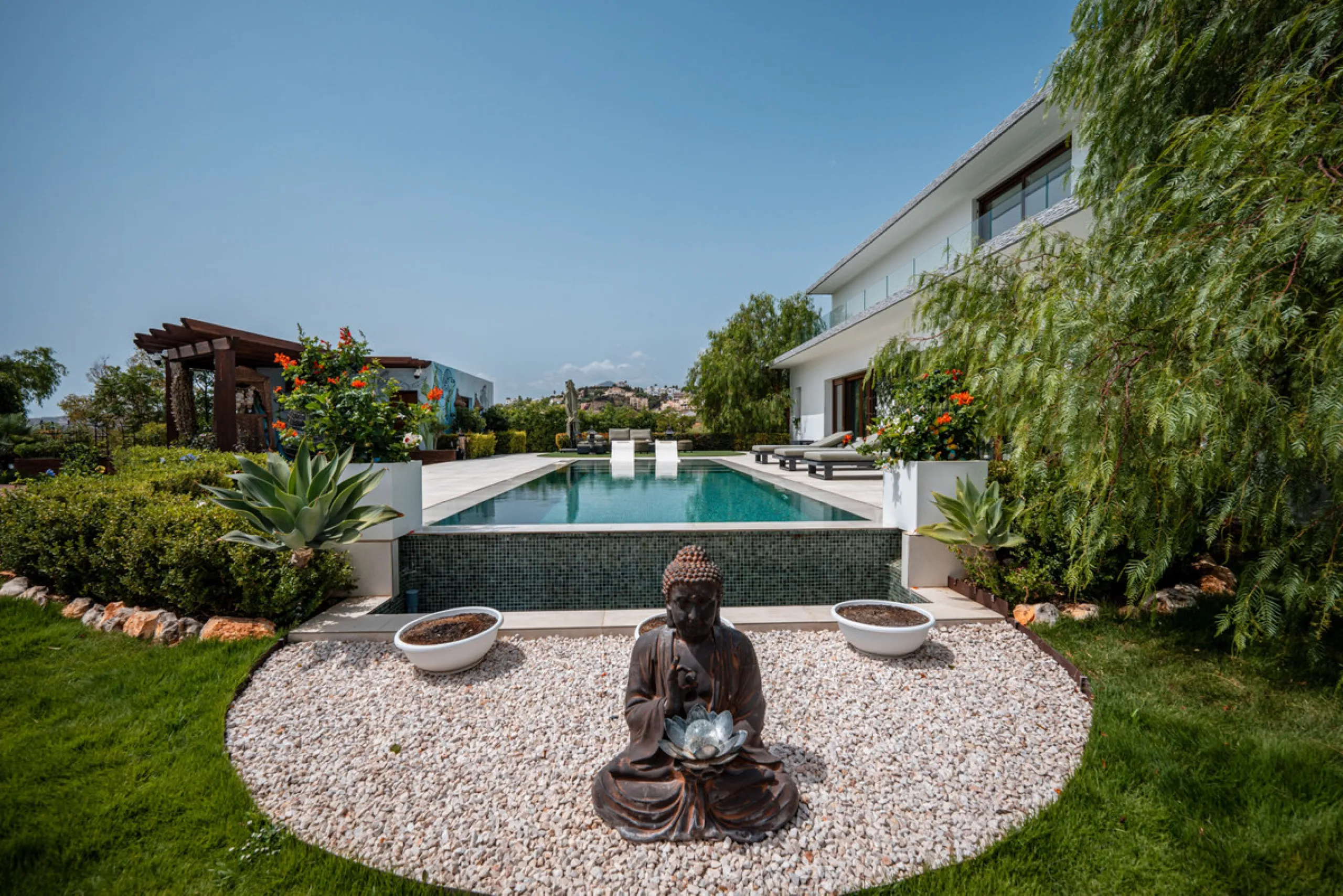 Villa TrueLove is a six-bedroom, five-bathroom luxury villa in the heart of Benahavís. It offers stunning mountain and garden views, combining modern technology with natural design. The home features a seamless connection between indoor and outdoor living
