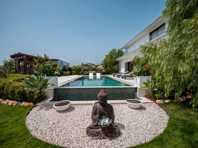 Villa TrueLove is a six-bedroom, five-bathroom luxury villa in the heart of Benahavís. It offers stunning mountain and garden views, combining modern technology with natural design. The home features a seamless connection between indoor and outdoor living
