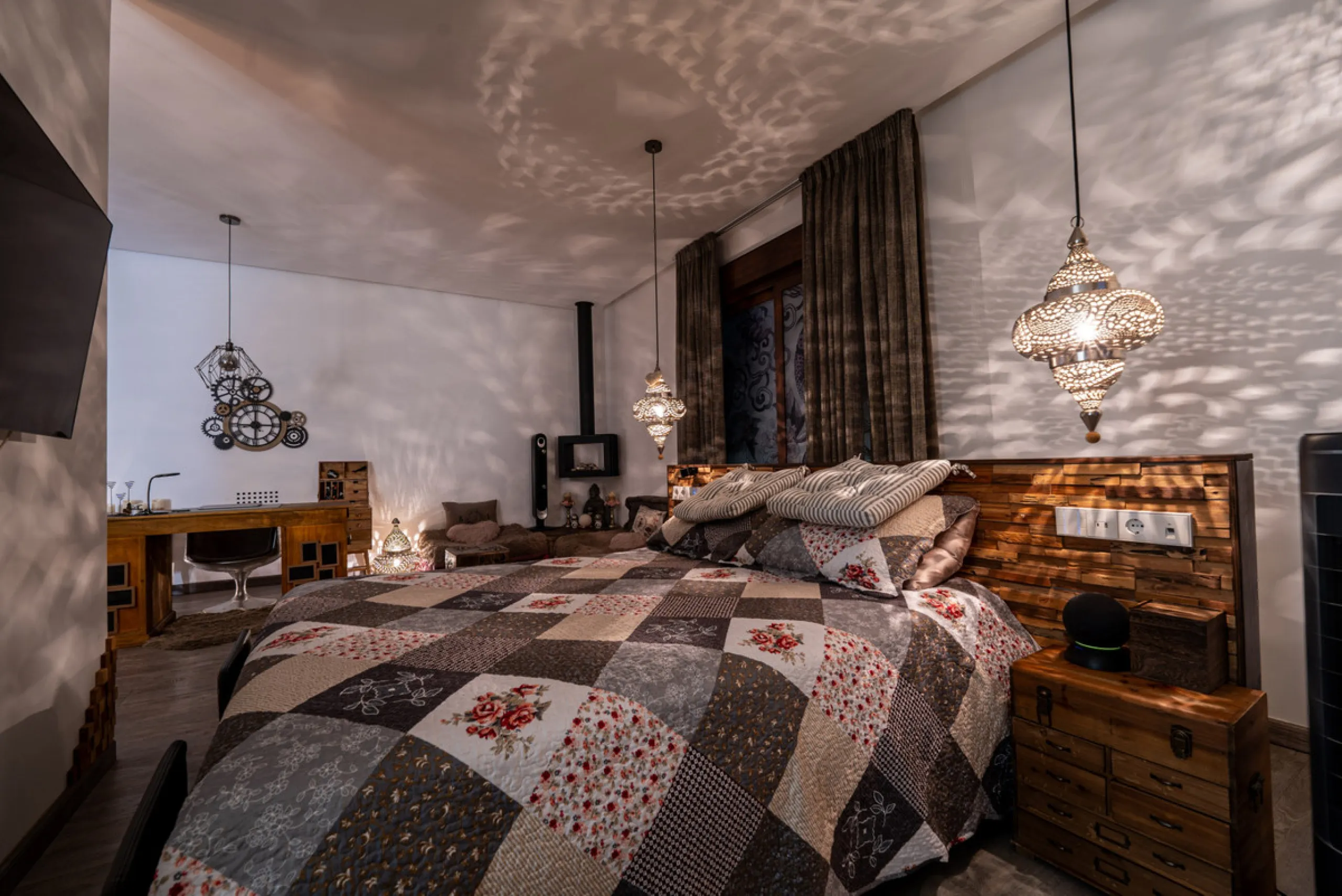 Villa TrueLove is a six-bedroom, five-bathroom luxury villa in the heart of Benahavís. It offers stunning mountain and garden views, combining modern technology with natural design. The home features a seamless connection between indoor and outdoor living