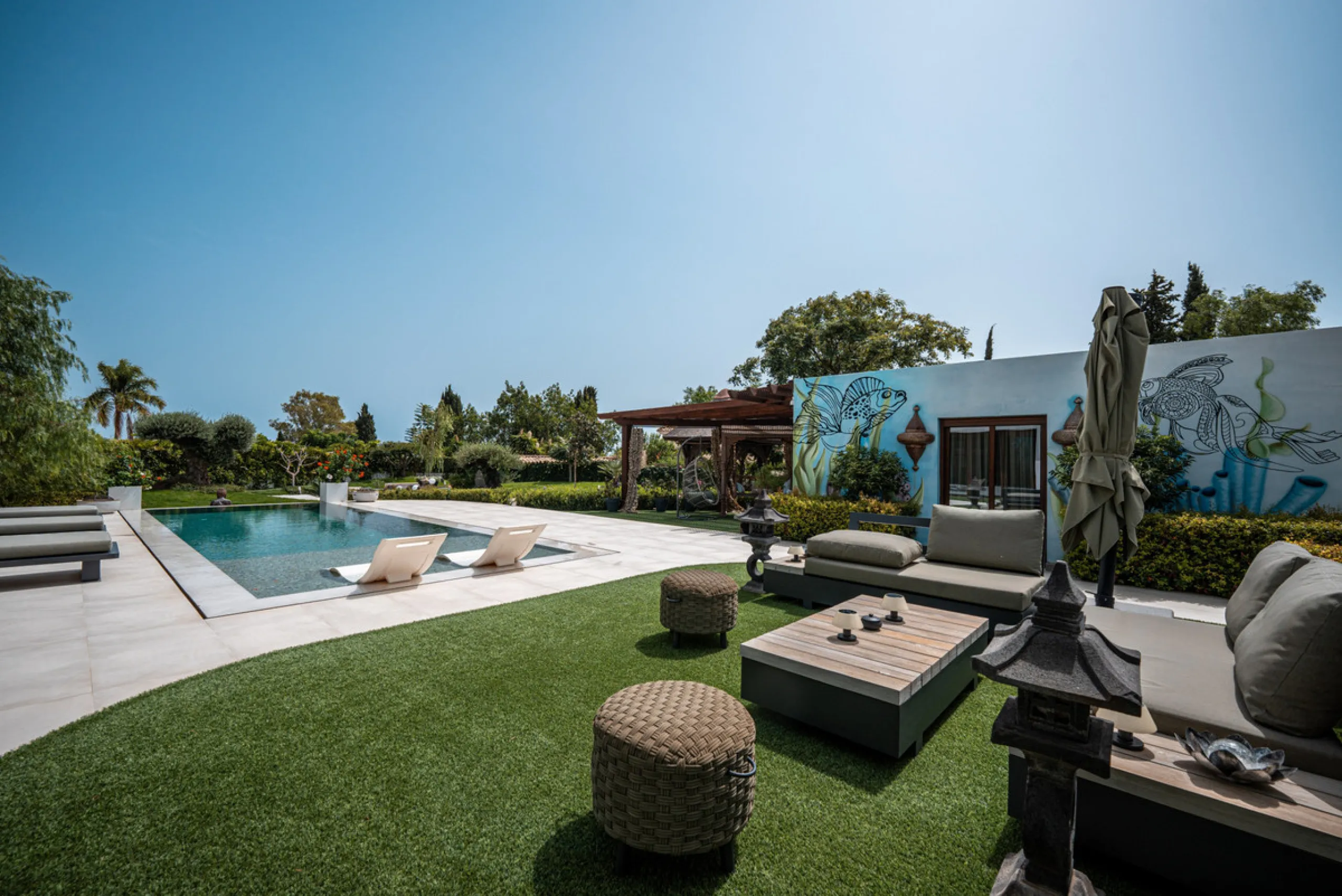 Villa TrueLove is a six-bedroom, five-bathroom luxury villa in the heart of Benahavís. It offers stunning mountain and garden views, combining modern technology with natural design. The home features a seamless connection between indoor and outdoor living