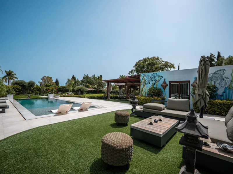 Villa TrueLove is a six-bedroom, five-bathroom luxury villa in the heart of Benahavís. It offers stunning mountain and garden views, combining modern technology with natural design. The home features a seamless connection between indoor and outdoor living