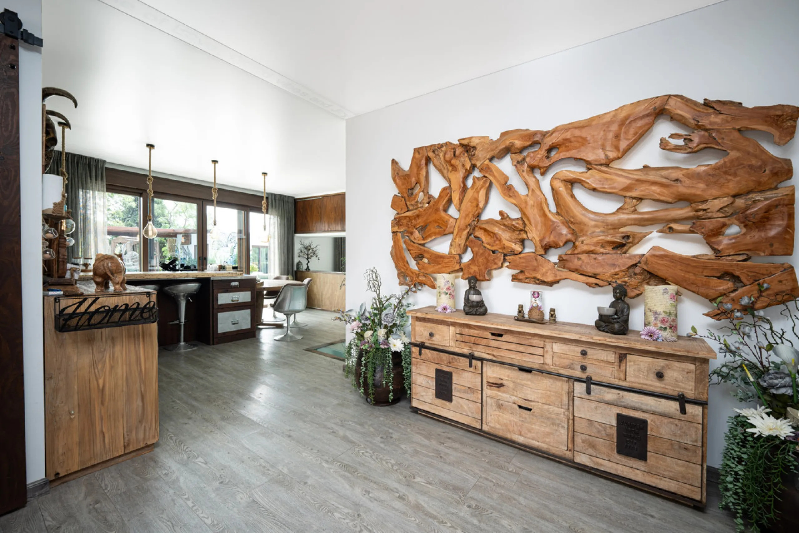 Villa TrueLove is a six-bedroom, five-bathroom luxury villa in the heart of Benahavís. It offers stunning mountain and garden views, combining modern technology with natural design. The home features a seamless connection between indoor and outdoor living