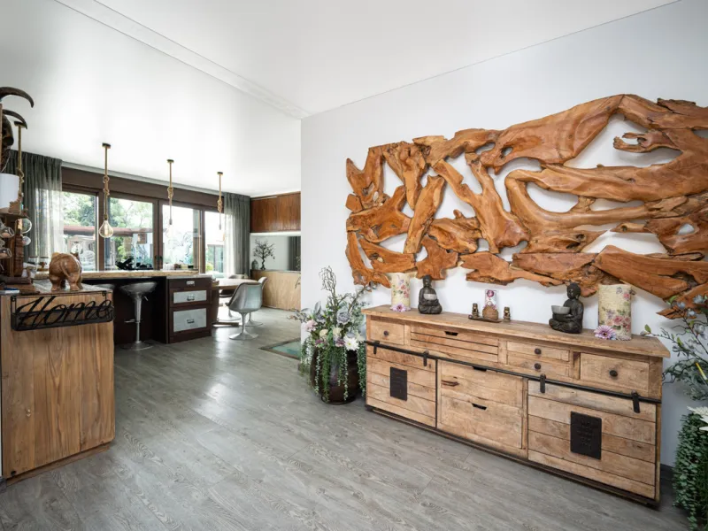 Villa TrueLove is a six-bedroom, five-bathroom luxury villa in the heart of Benahavís. It offers stunning mountain and garden views, combining modern technology with natural design. The home features a seamless connection between indoor and outdoor living