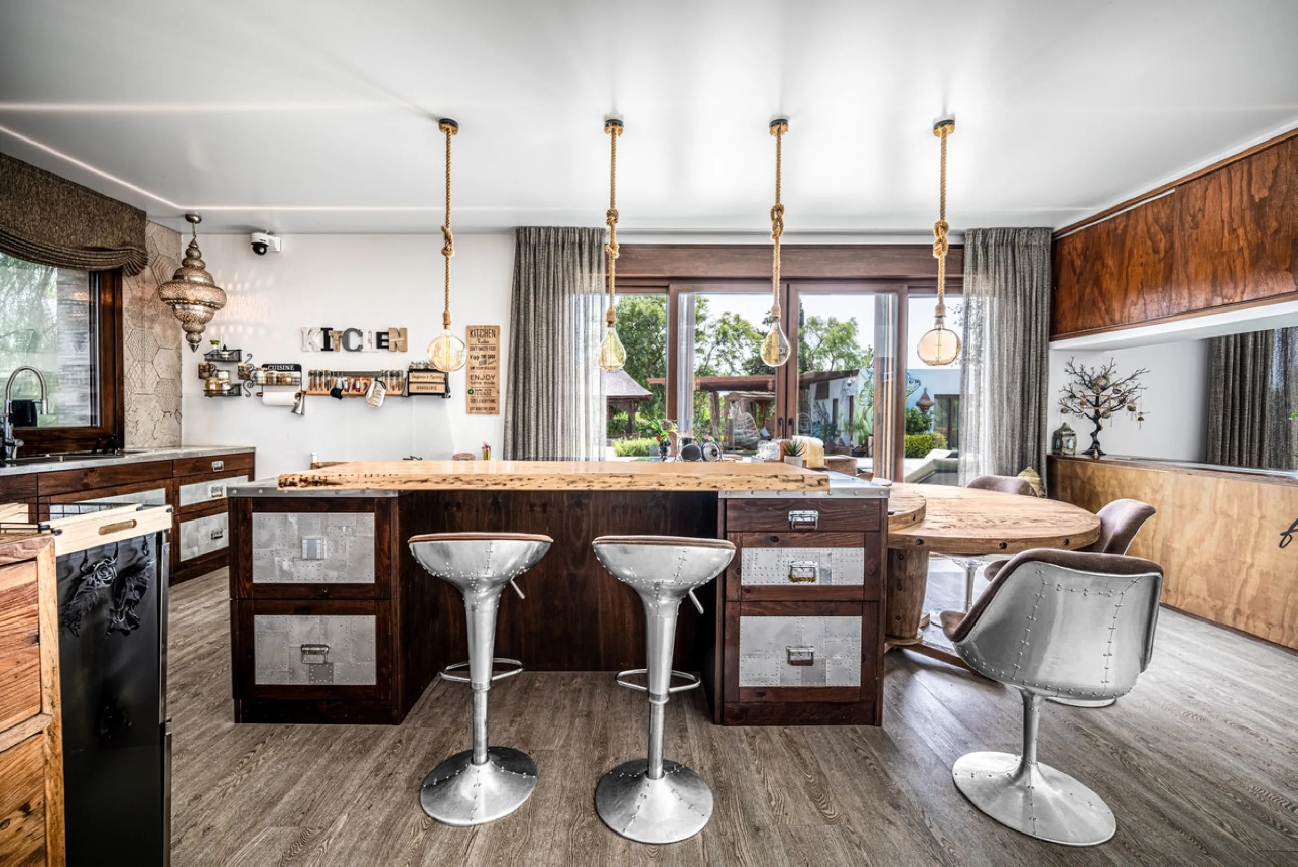Villa TrueLove is a six-bedroom, five-bathroom luxury villa in the heart of Benahavís. It offers stunning mountain and garden views, combining modern technology with natural design. The home features a seamless connection between indoor and outdoor living