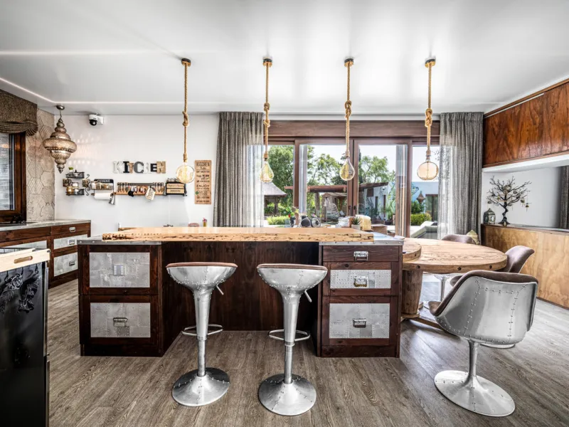 Villa TrueLove is a six-bedroom, five-bathroom luxury villa in the heart of Benahavís. It offers stunning mountain and garden views, combining modern technology with natural design. The home features a seamless connection between indoor and outdoor living