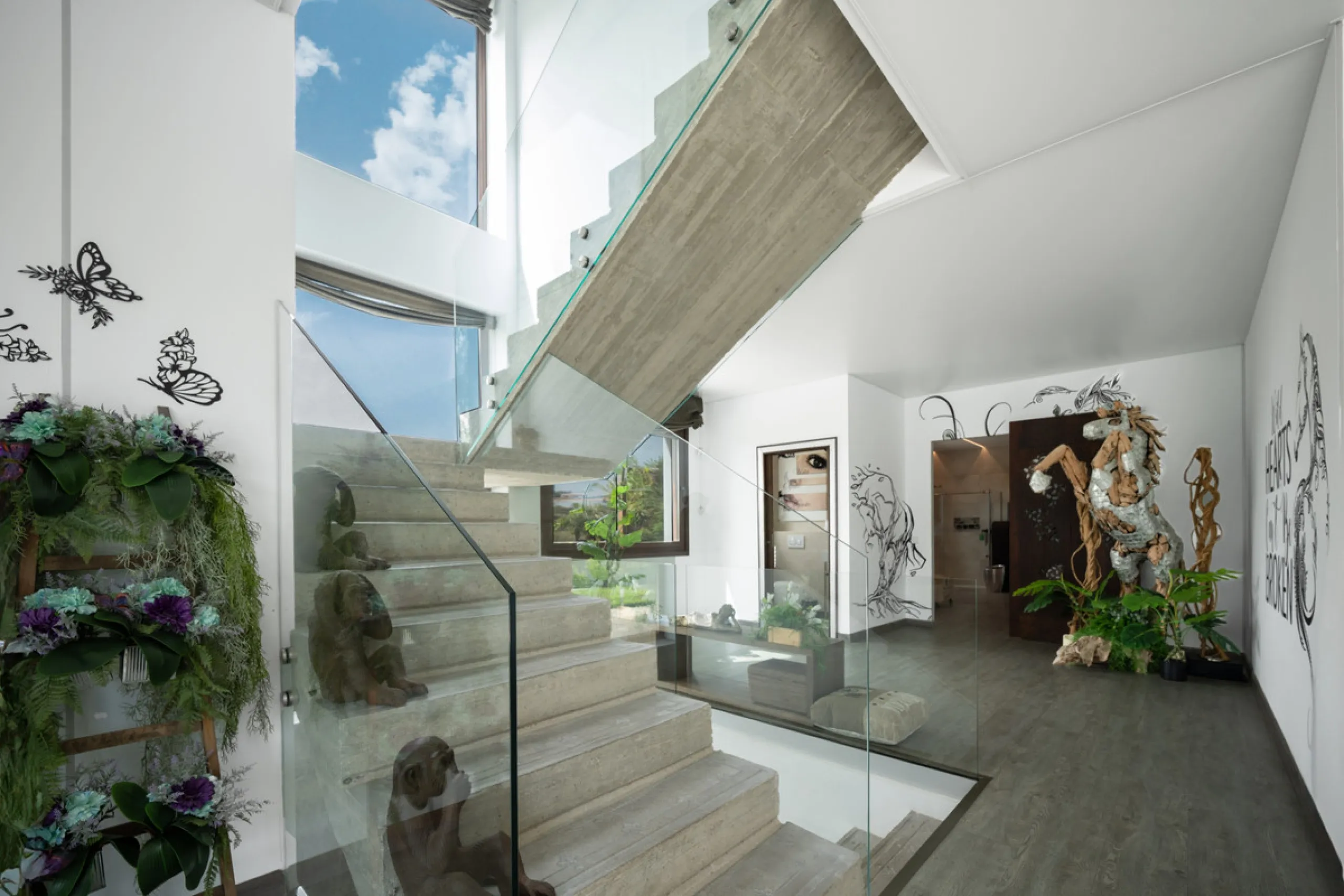 Villa TrueLove is a six-bedroom, five-bathroom luxury villa in the heart of Benahavís. It offers stunning mountain and garden views, combining modern technology with natural design. The home features a seamless connection between indoor and outdoor living
